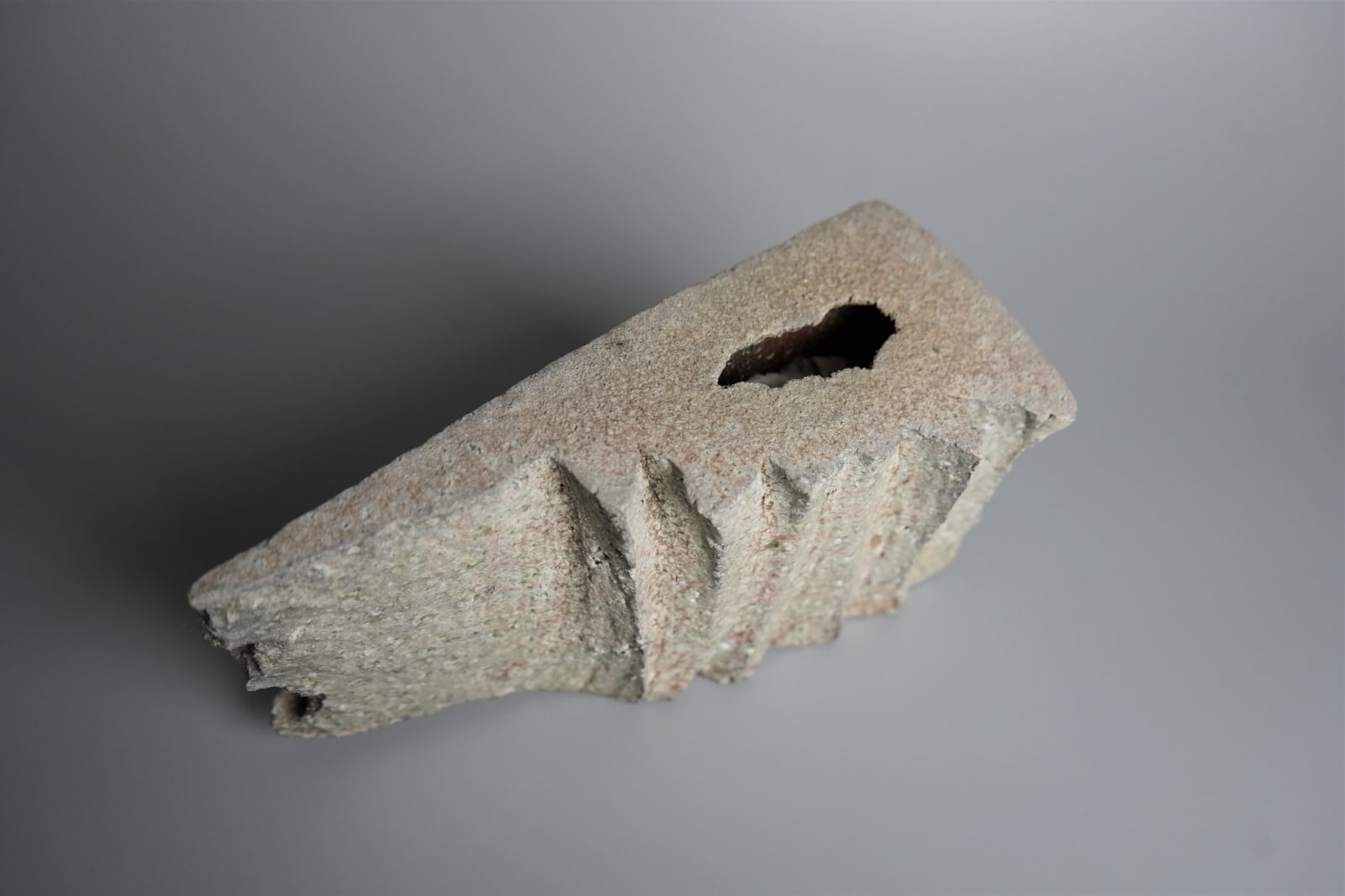 Koyama Yasuhisa 神山易久, Faceted Vase with Shigaraki Natural Glaze 信楽自然釉面取花入