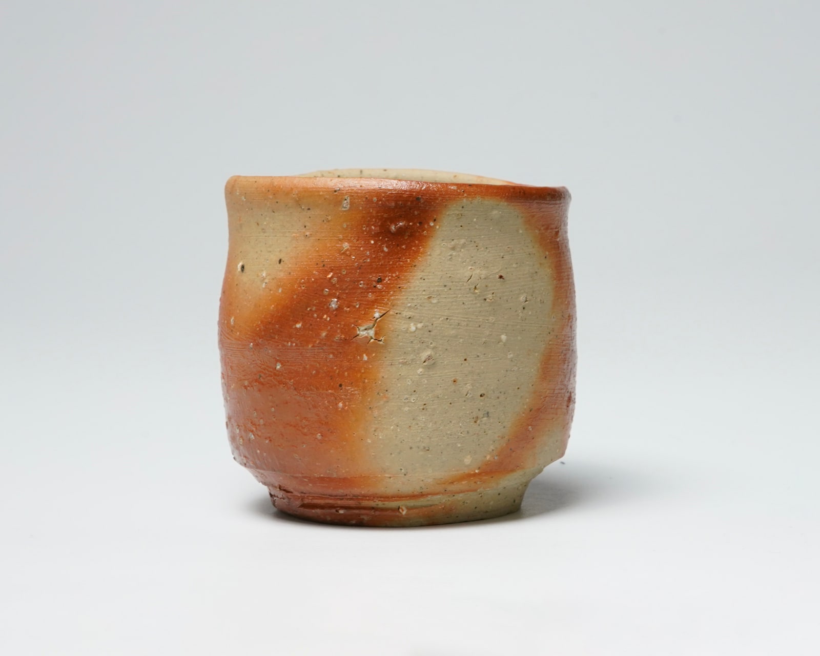 Kaneshige Makoto 金重愫, Bizen Sake Cup with Hidasuki Trails
