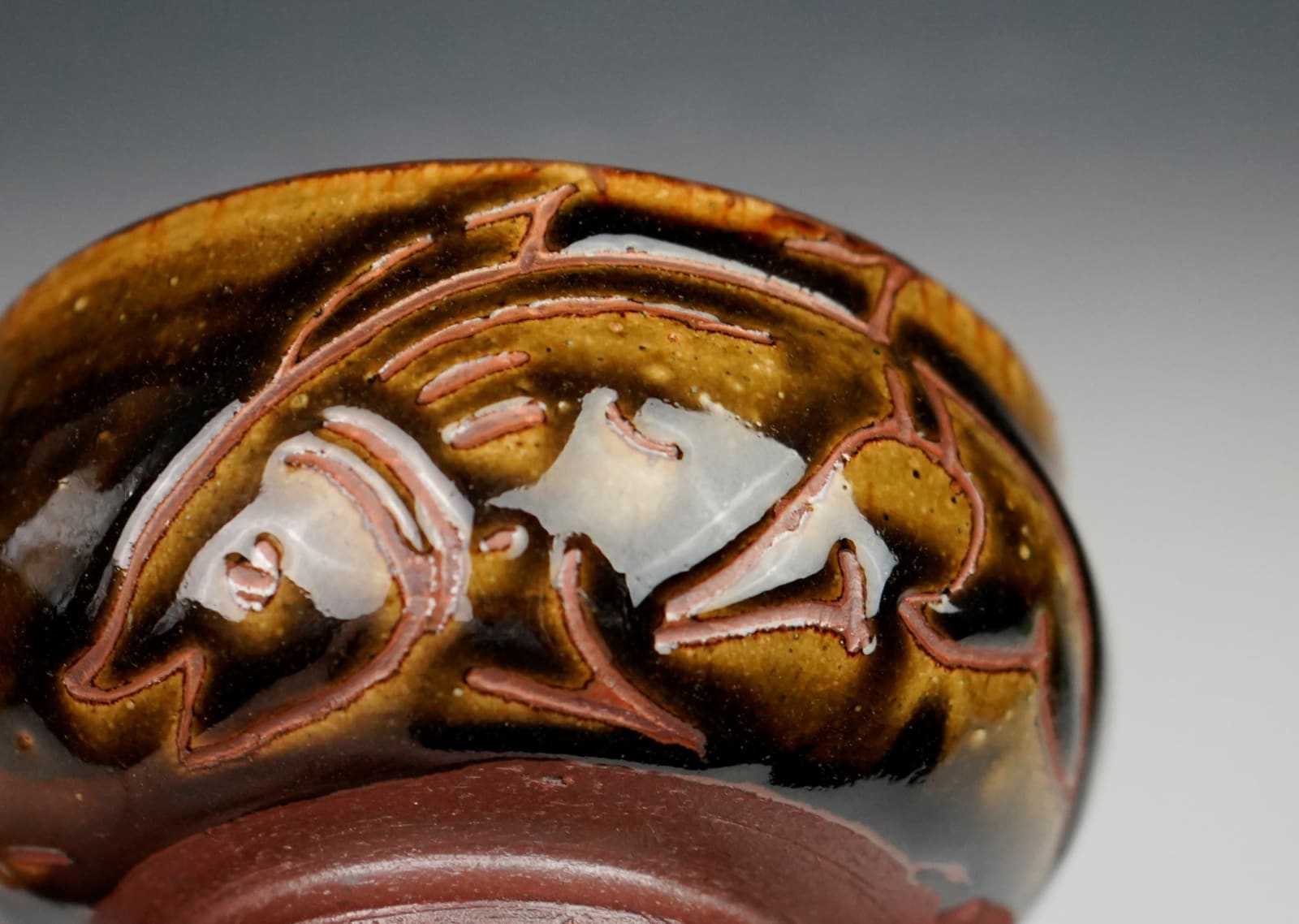 Kinjo Jiro 金城次郎, Teabowl with Fish Drawing 魚紋茶碗