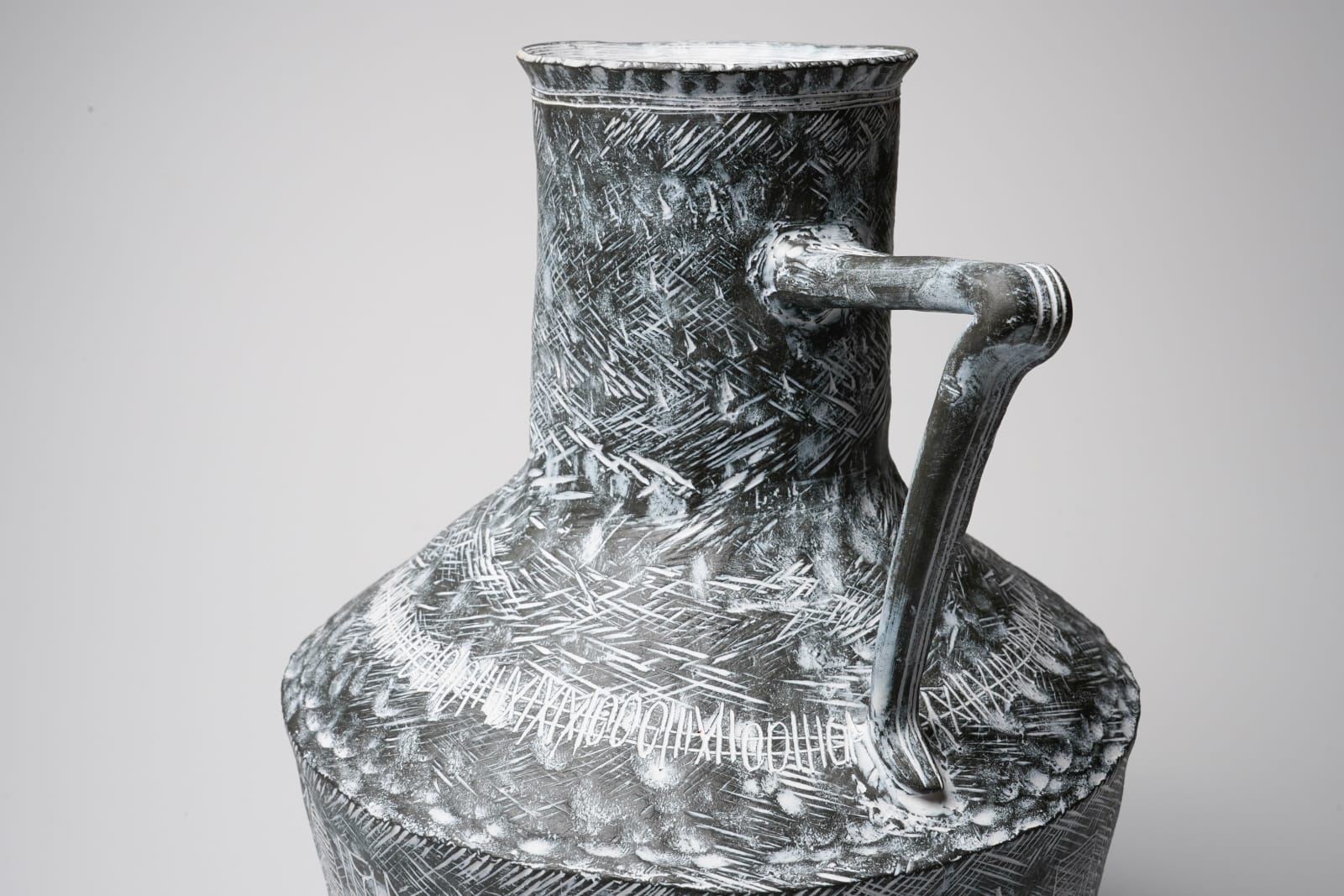 Yasuhara Kimei 安原喜明, Flower Vase 花生 炻器線彫文