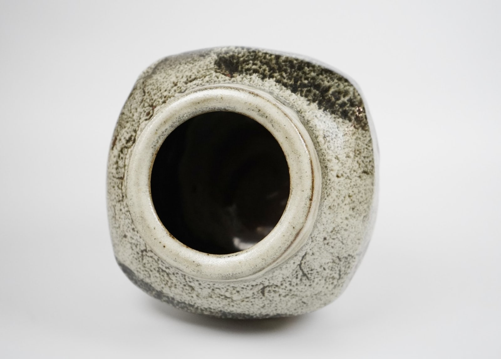 Murata Gen 村田 元, Jar, White and Black Over Persimmon Glaze 柿釉白黒文方壺