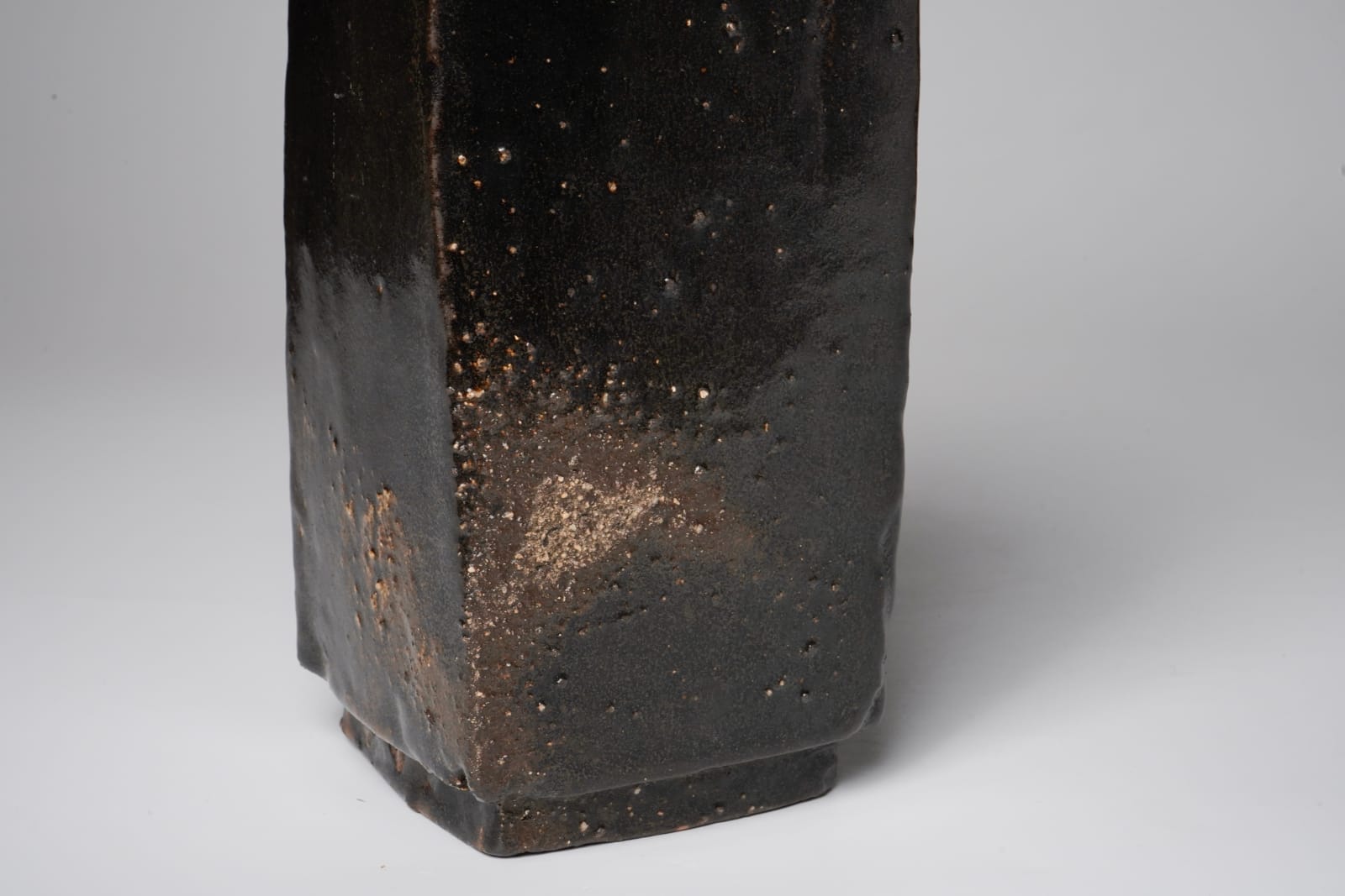 KOBAYASHI Togo 小林東五, Square bottle with black iron glaze 黒四方花入