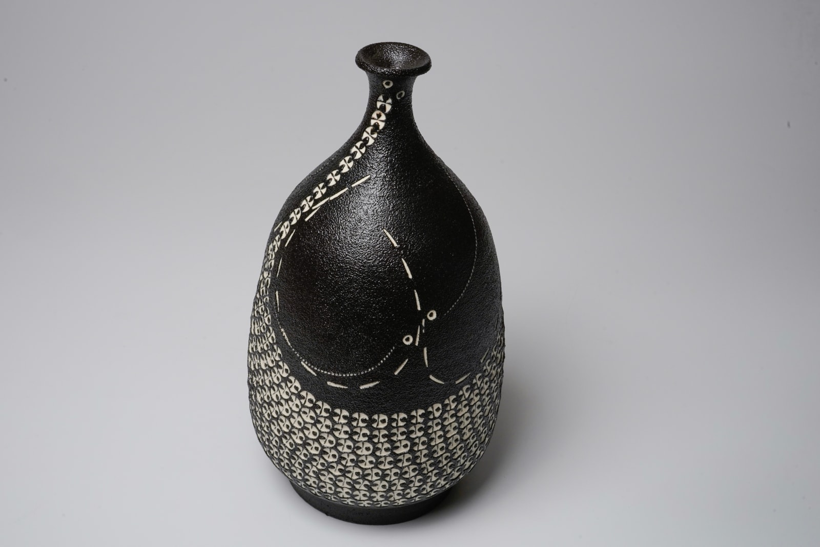 Kondo Yutaka 近藤豊, Flower Vase with Slip Stencil