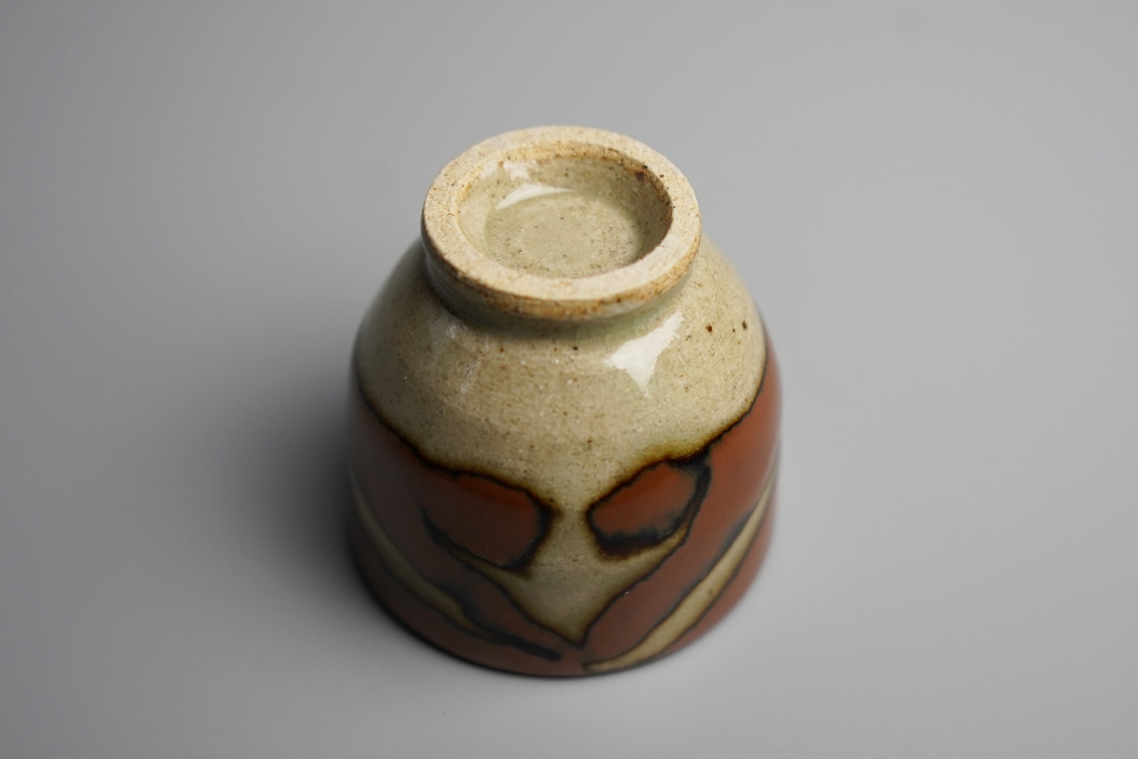 Hamada Shoji 濱田庄司, Persimmon Glazed Guinomi 柿釉抜絵ぐい