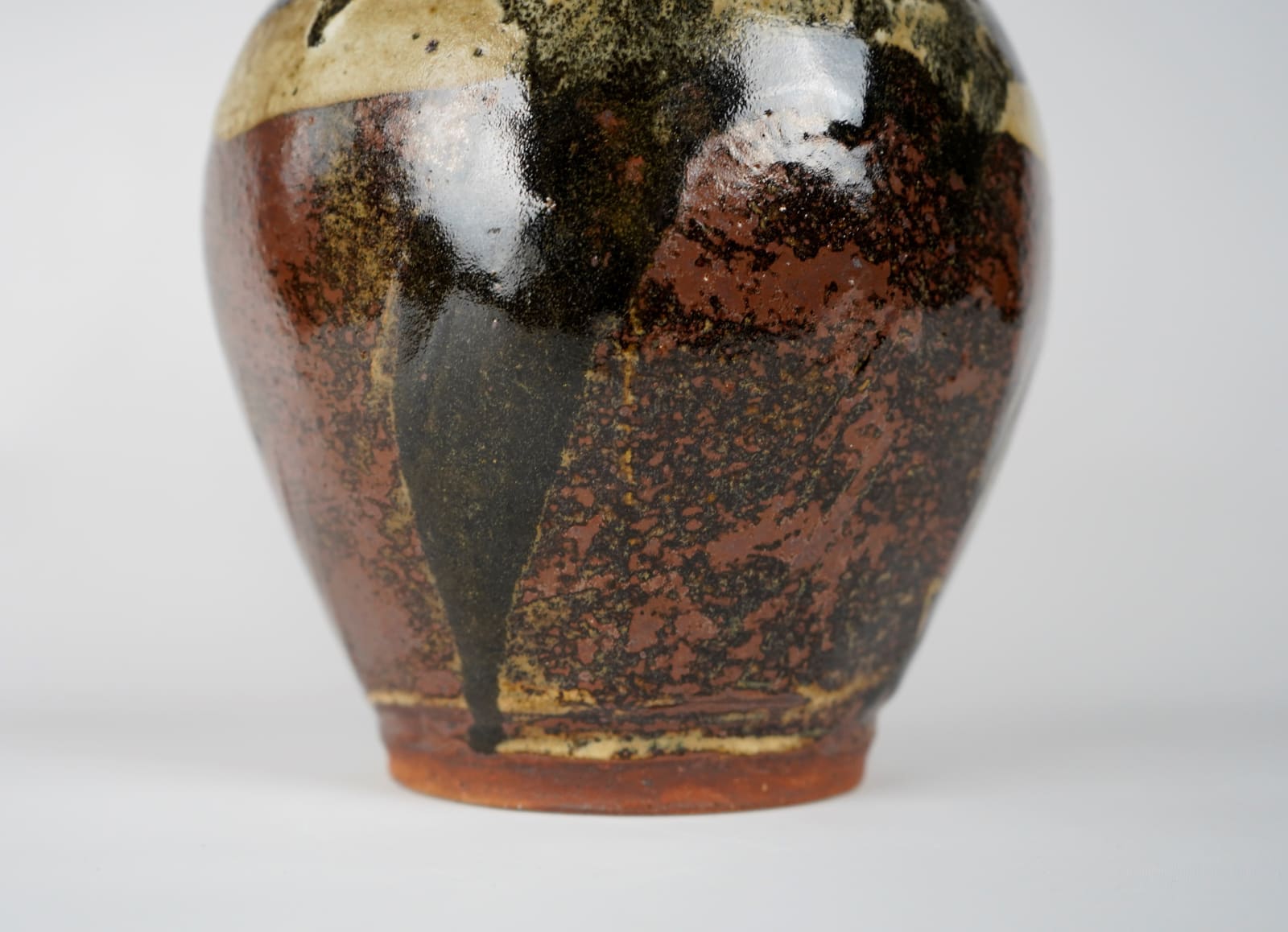Murata Gen 村田 元, Jar, White and Black Over Persimmon Glaze 柿釉白黒文壺, 1970’s