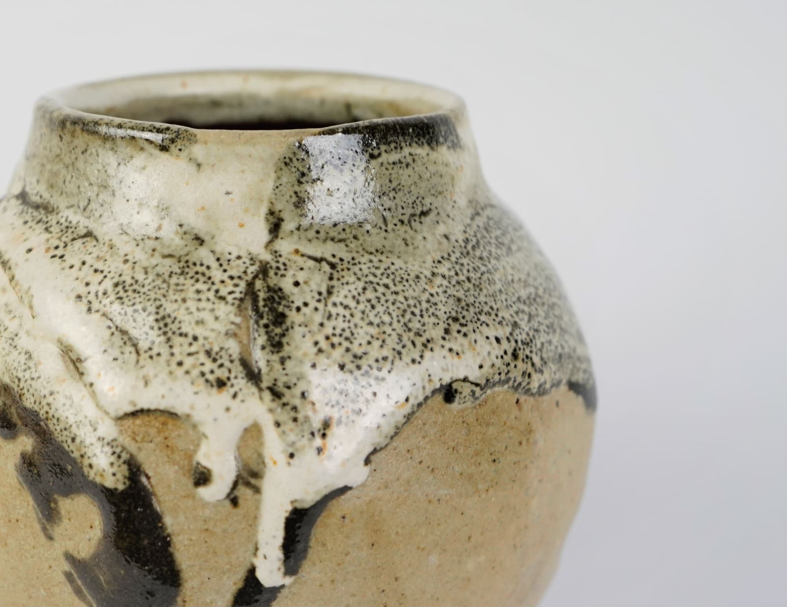 Murata Gen 村田 元, Faceted Jar, Iron on Rice Husk Glaze 糠白釉黒文面取壺