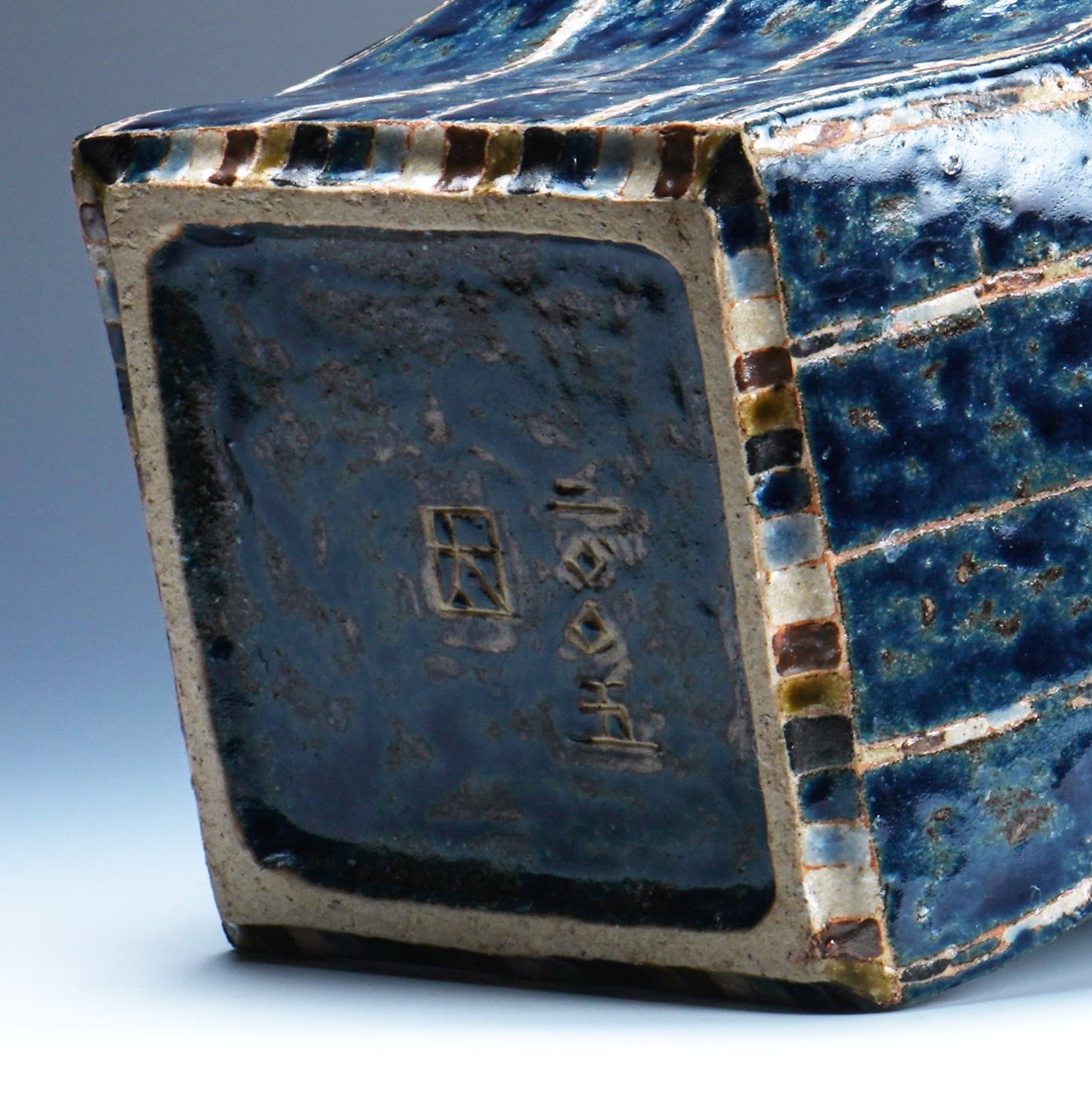 KAMODA Taro 加守田太郎, Jar with geometric wave designs, 2005