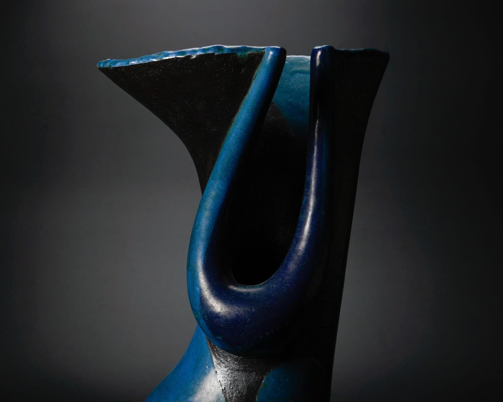 Yanagihara Mutsuo 柳原睦夫, Topological Vessel: The Sound of a Pulse (standing vase with azure glaze) 碧釉トポロ立壺"鼓動を聴く, 2019