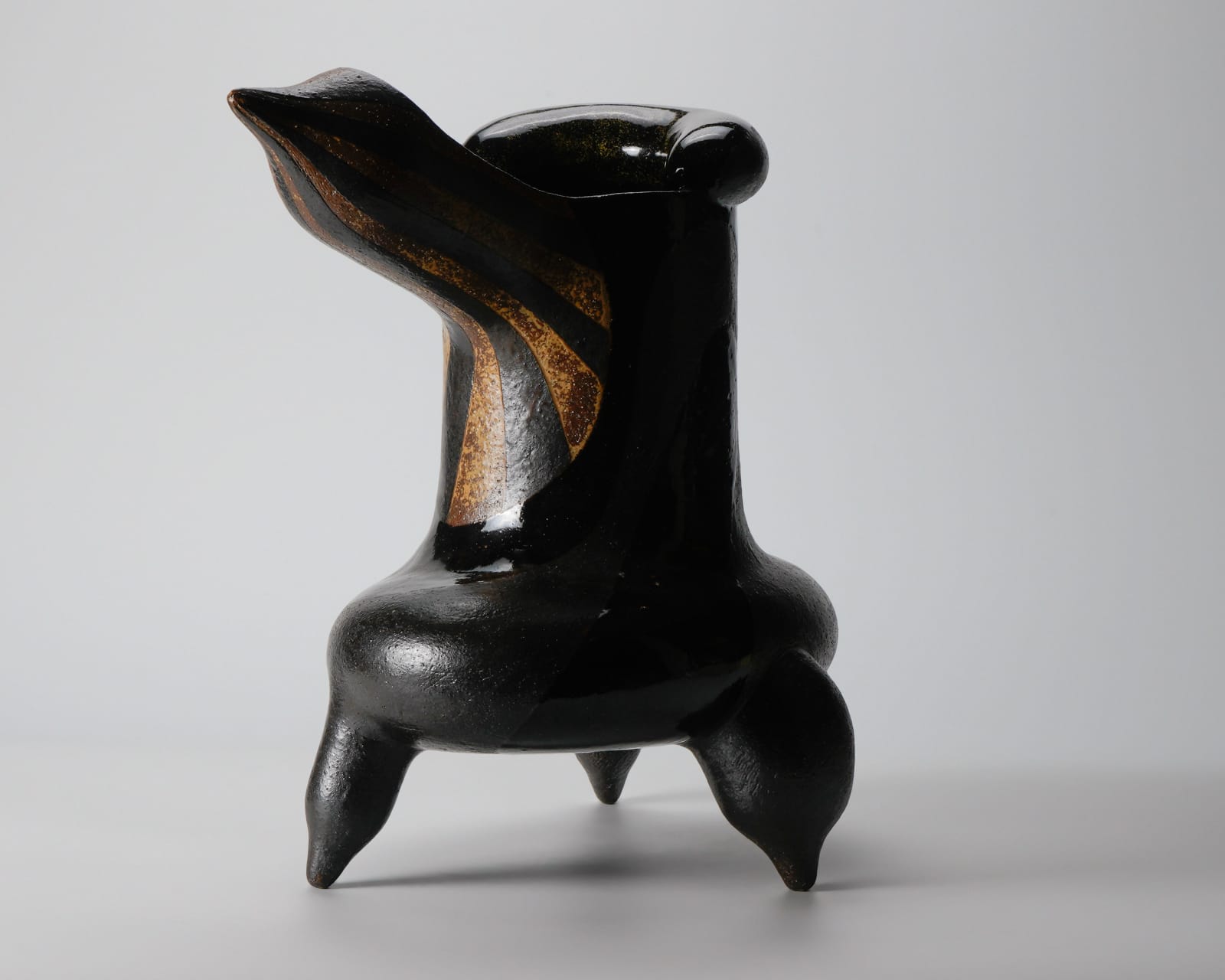 Yanagihara Mutsuo 柳原睦夫, Anthropomorphic three-legged vessel with black glaze 黒彩三脚壺, 2007