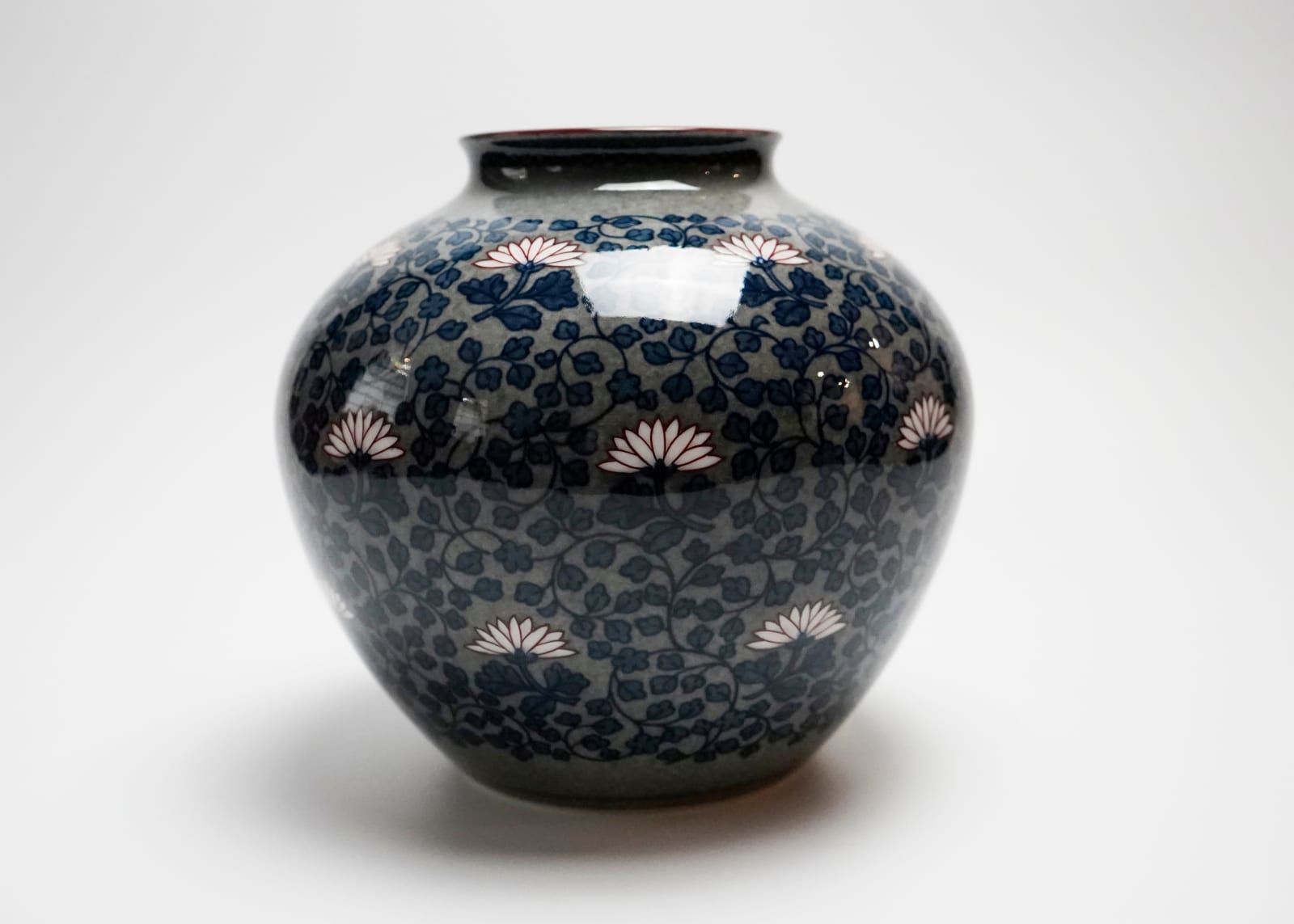Imaizumi Imaemon XIII 十三代今泉今右衛門, Vase with Overglaze Enamel Decoration and Flora 色絵 花瓶