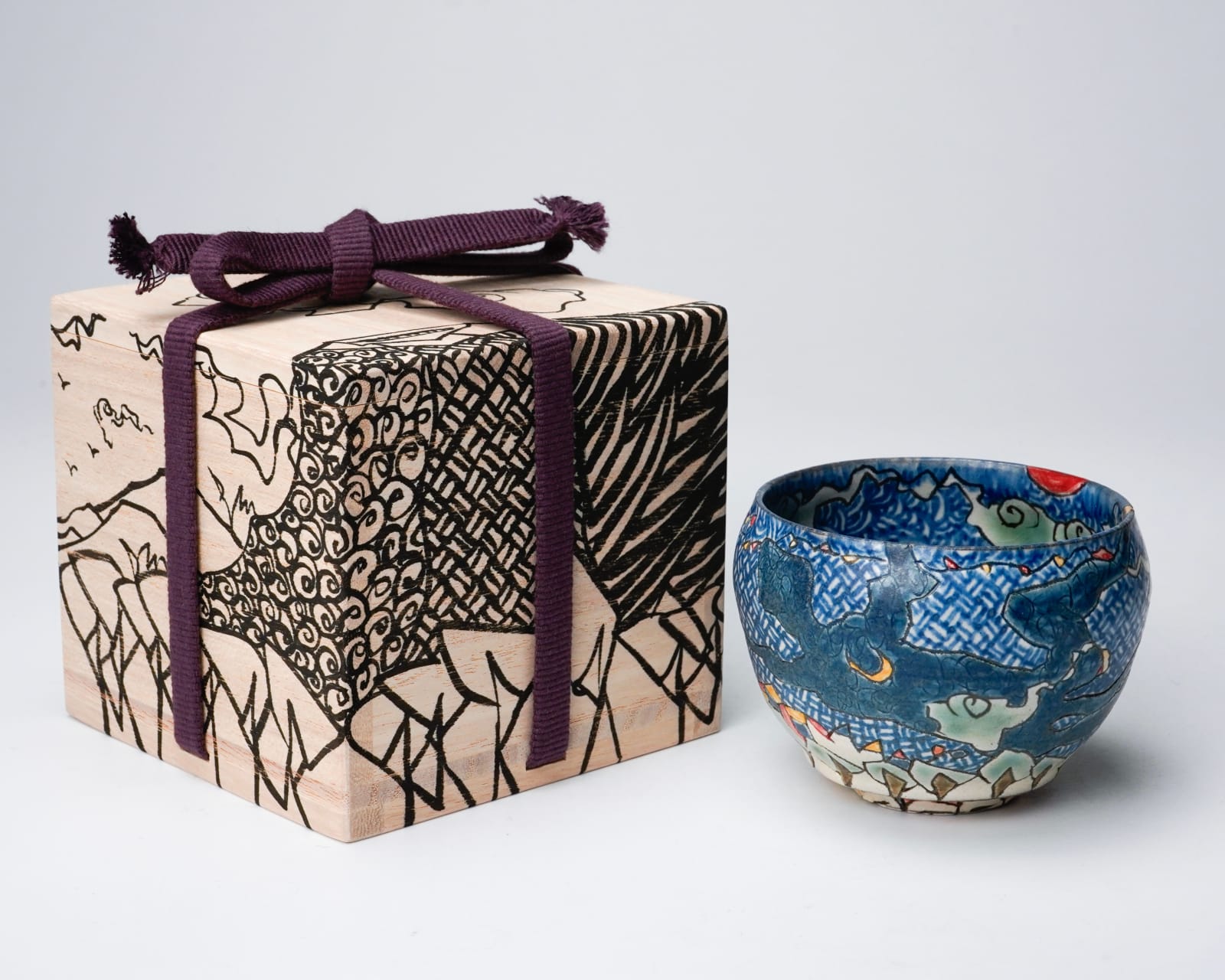 KOMAGO Tetsutarou 小孫哲太郎, No.4 Polychrome Guinomi with Carved Yamori Designs 線彫色絵家守紋ぐい呑, 2023