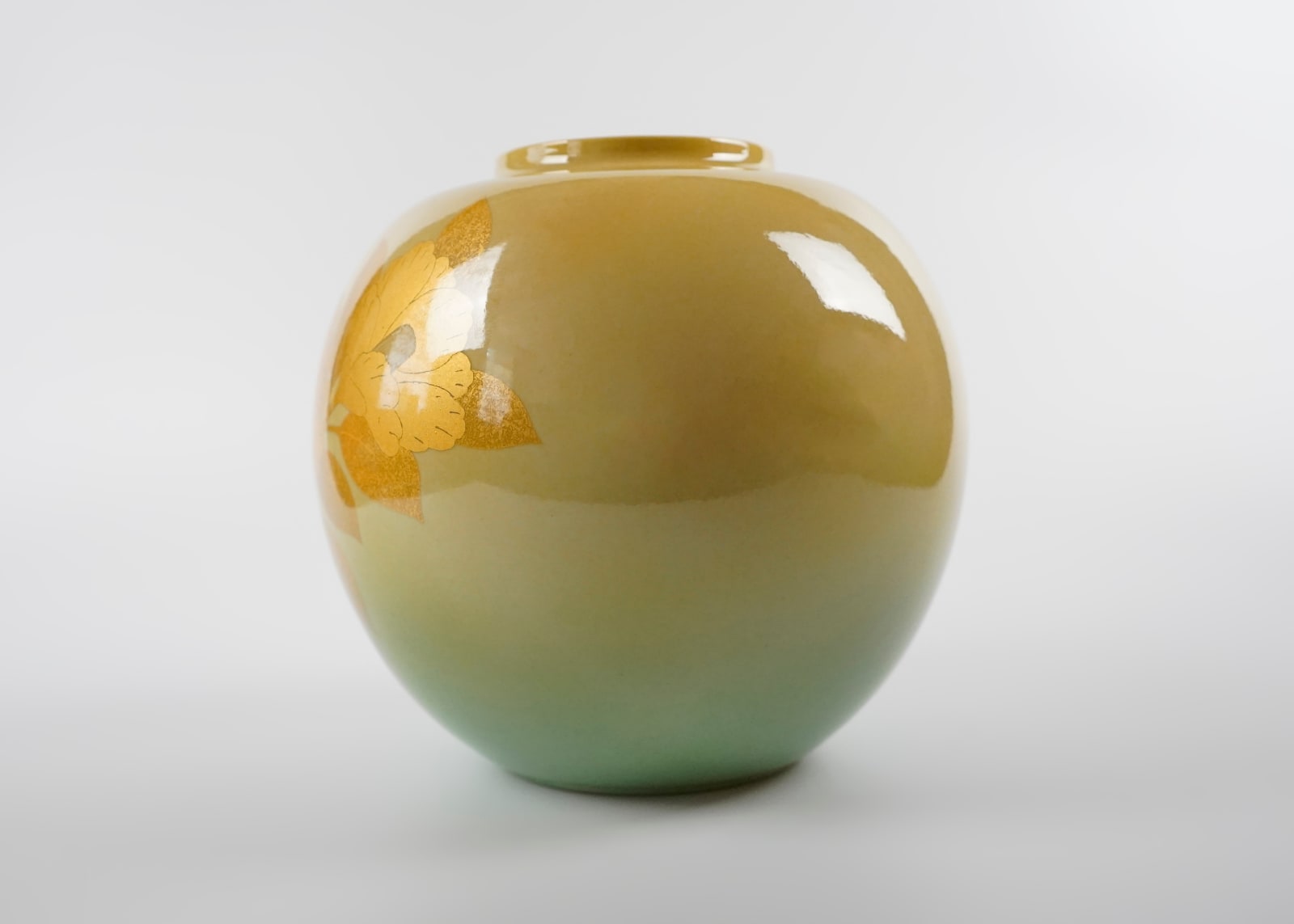 Yoshita Minori 吉田美統, Vessel with Yurikinasai Decoration (Gold Leaf) 釉裏金彩椿文