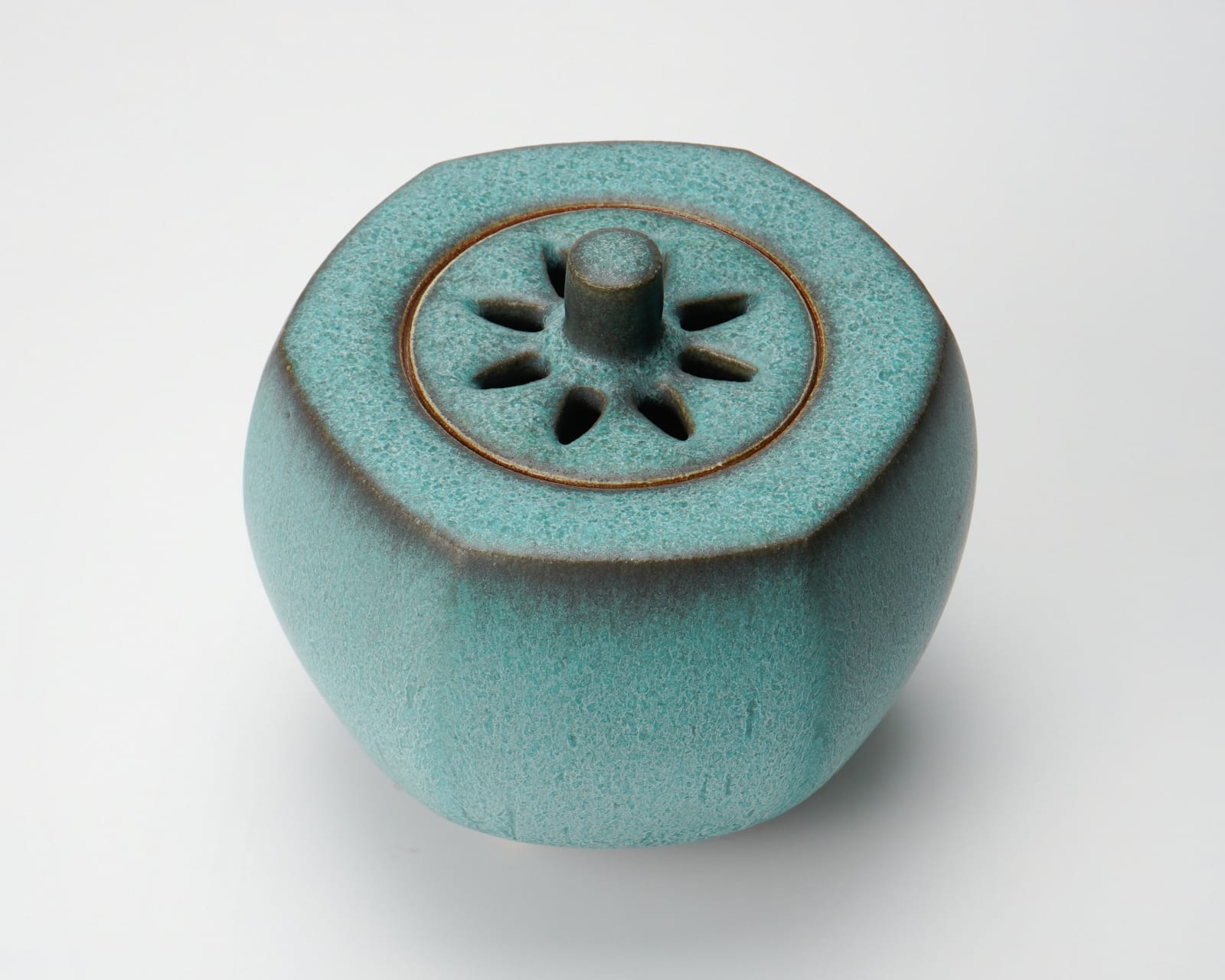 Miyashita Zenji 宮下善爾, Incense burner with green crystal glaze 緑晶釉六方香炉