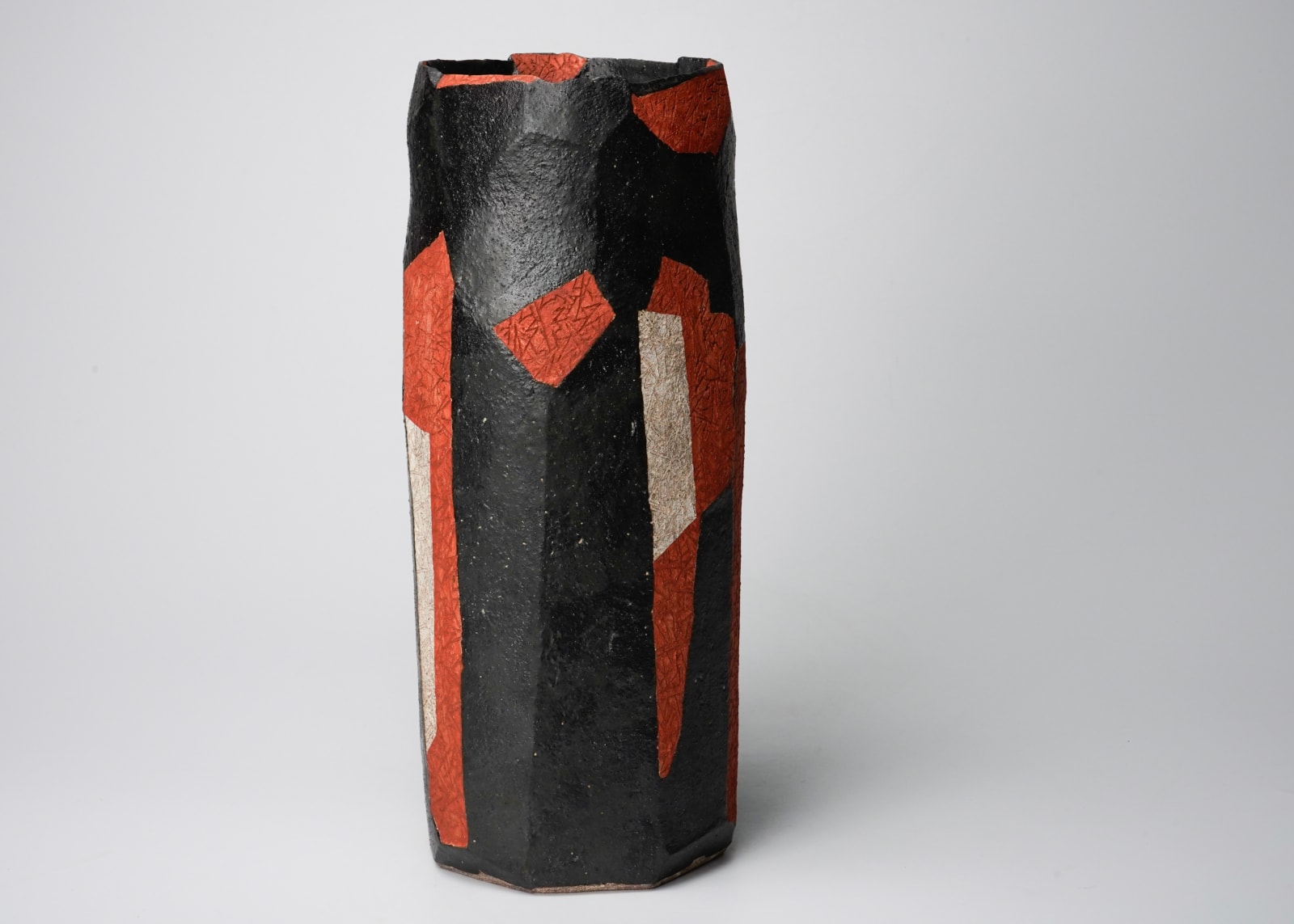 Wada Morihiro 和太守卑良, Black-Glazed Faceted Columnar Vase with Red and White Textured Abstract Patterns, Seki-Sai-Ki 赤彩器, ca. 1998
