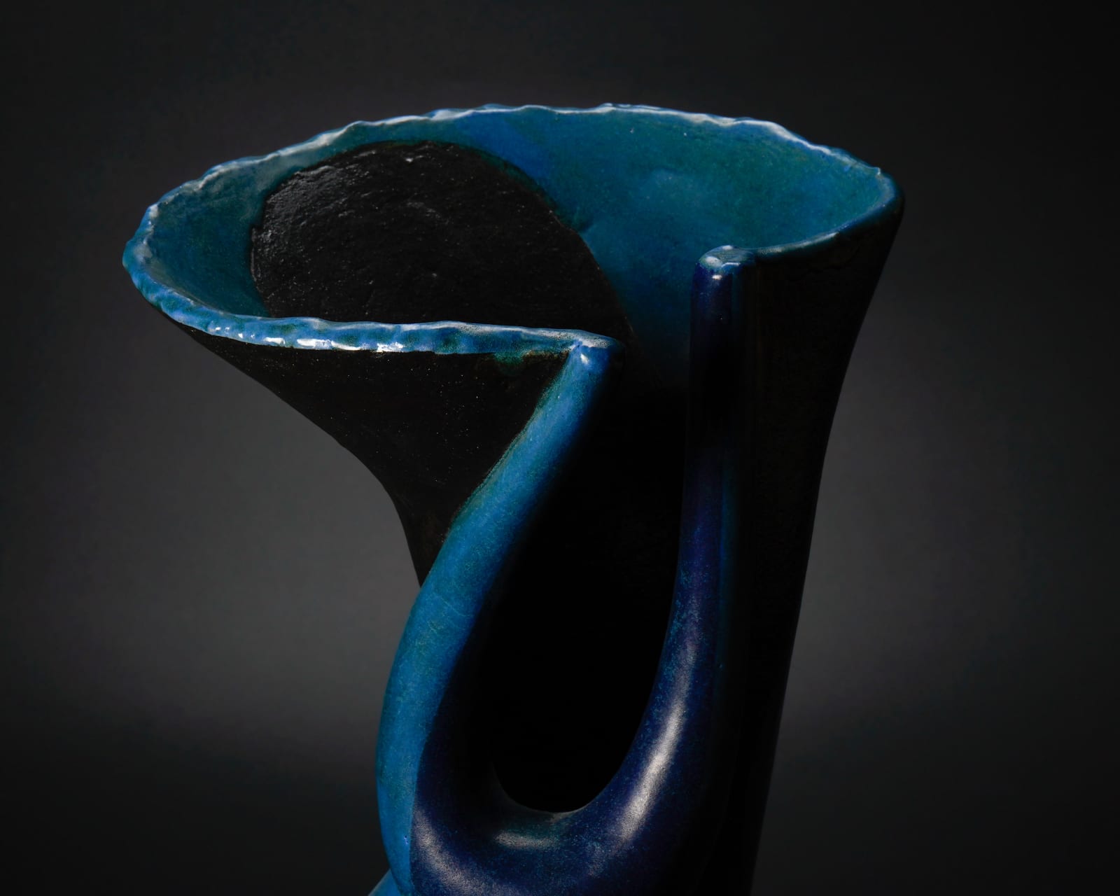 Yanagihara Mutsuo 柳原睦夫, Topological Vessel: The Sound of a Pulse (standing vase with azure glaze) 碧釉トポロ立壺"鼓動を聴く, 2019