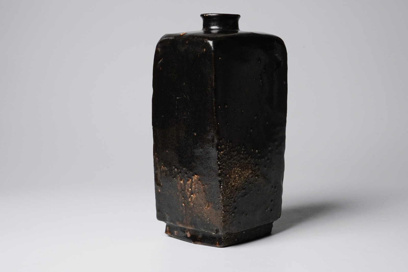 KOBAYASHI Togo 小林東五, Square bottle with black iron glaze 黒四方花入