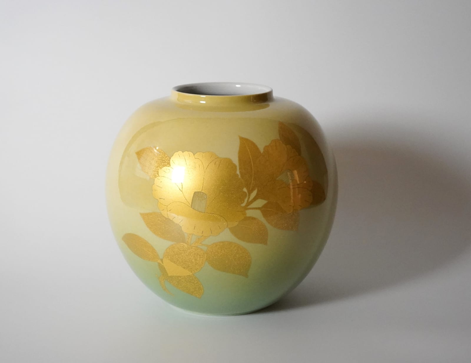 Yoshita Minori 吉田美統, Vessel with Yurikinasai Decoration (Gold Leaf) 釉裏金彩椿文