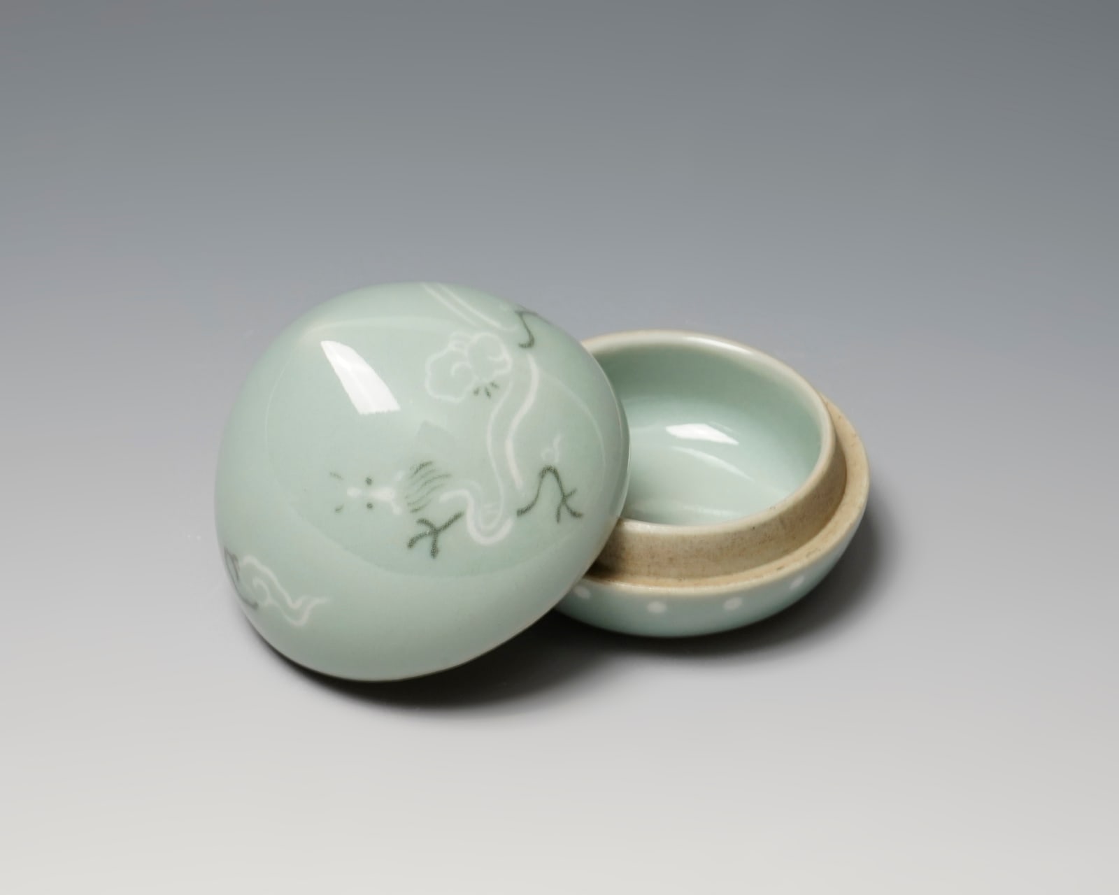 SUWA Sozan II 諏訪蘇山二代, Incense Container with Dragon Motif 青磁龍香合