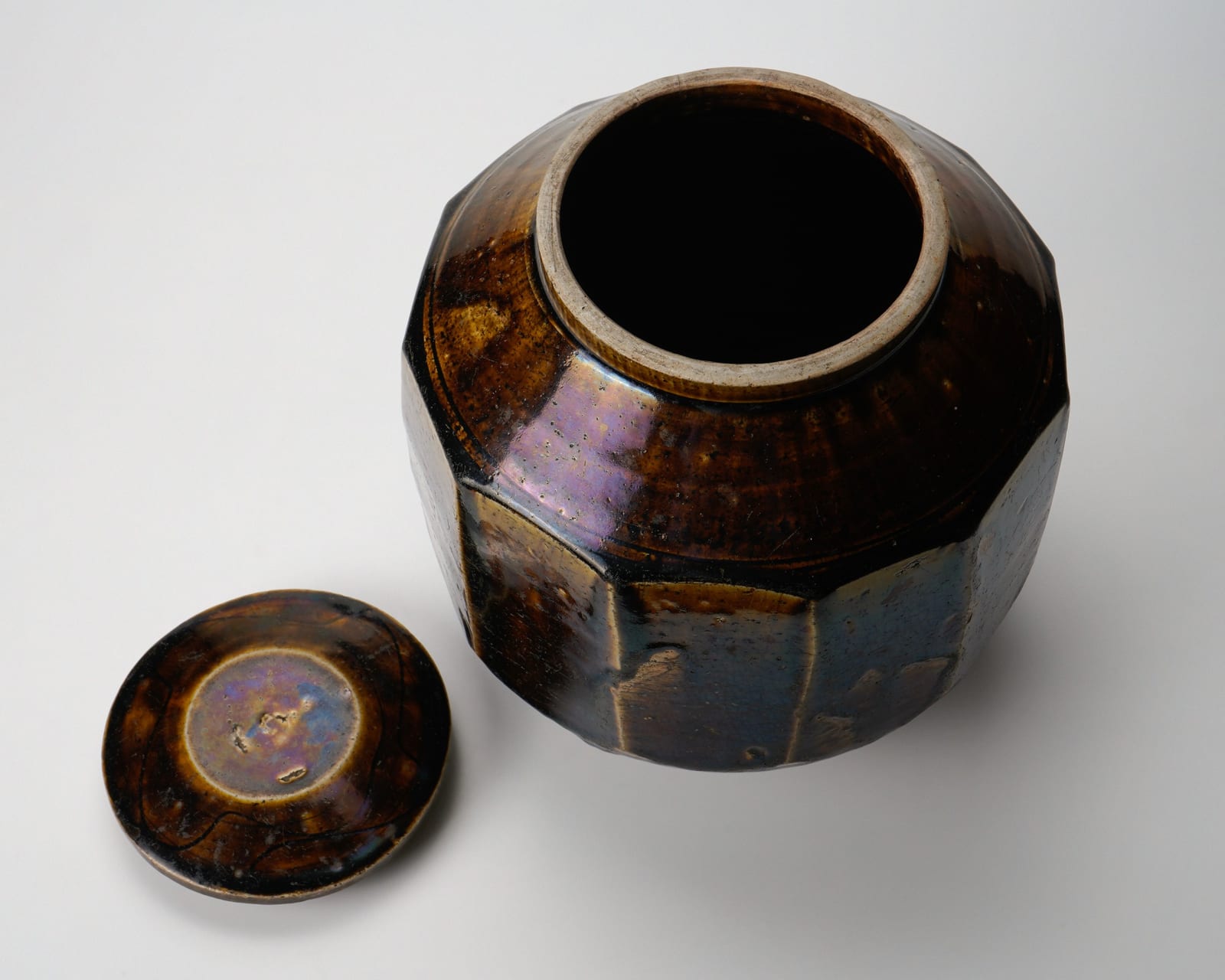 Faceted jar with lid, Joseon (Lee) dynasty