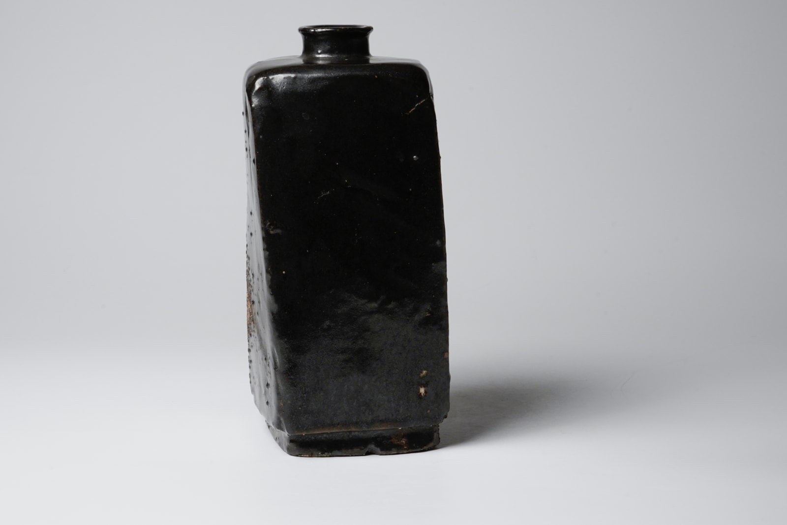 KOBAYASHI Togo 小林東五, Square bottle with black iron glaze 黒四方花入