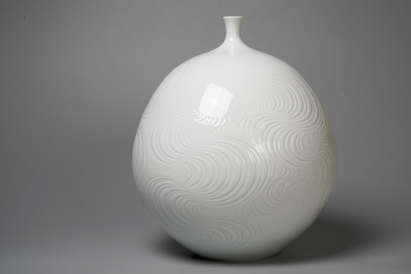 Shumei Fujii 藤井朱明, White Porcelain Jar with Carved Design 白磁潮彫壷