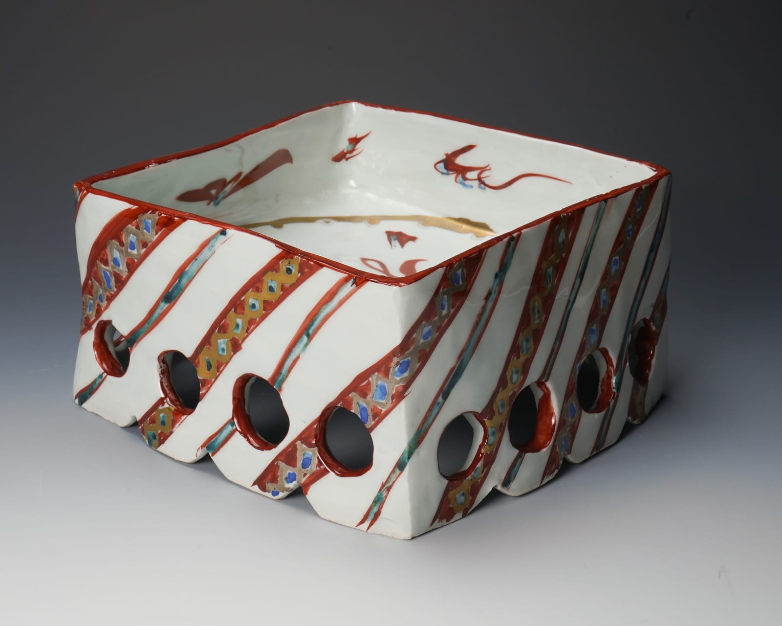 Tsuboshima Dohei 坪島 圡平, Square bowl with Aka-e (red overglaze enamel)