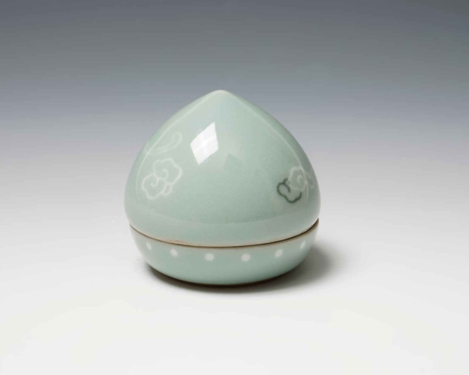 SUWA Sozan II 諏訪蘇山二代, Incense Container with Dragon Motif 青磁龍香合