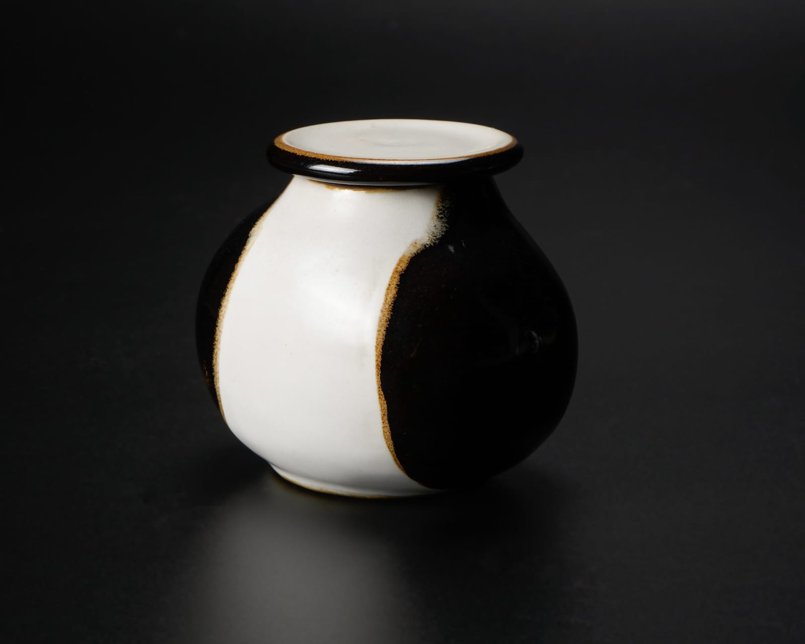 Yanagihara Mutsuo 柳原睦夫, "Eggplant" tea caddy with white glaze, 2010-2013