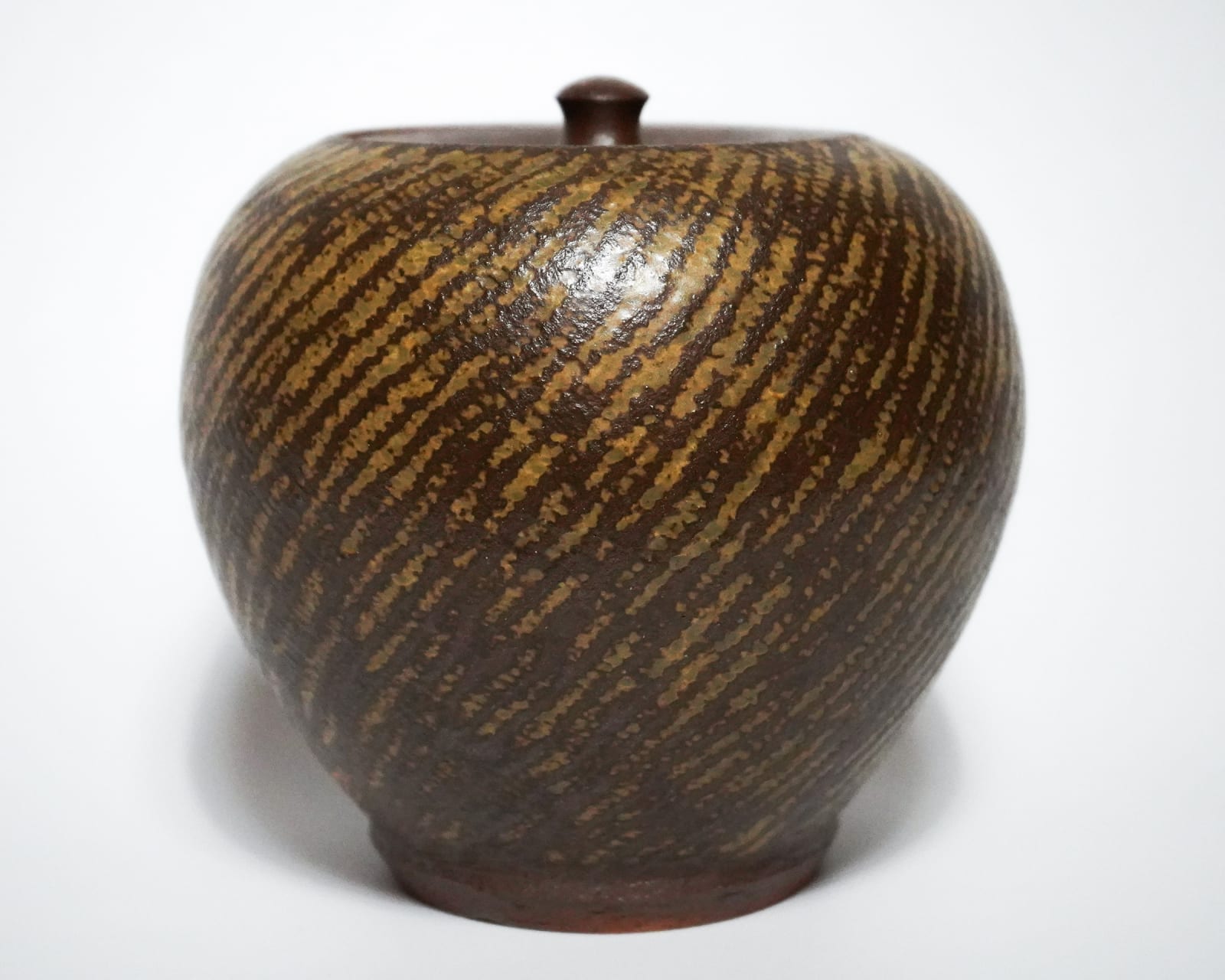 Shimaoka Tatsuzo 島岡達三, Amber glazed water jar on rope impressed inlay