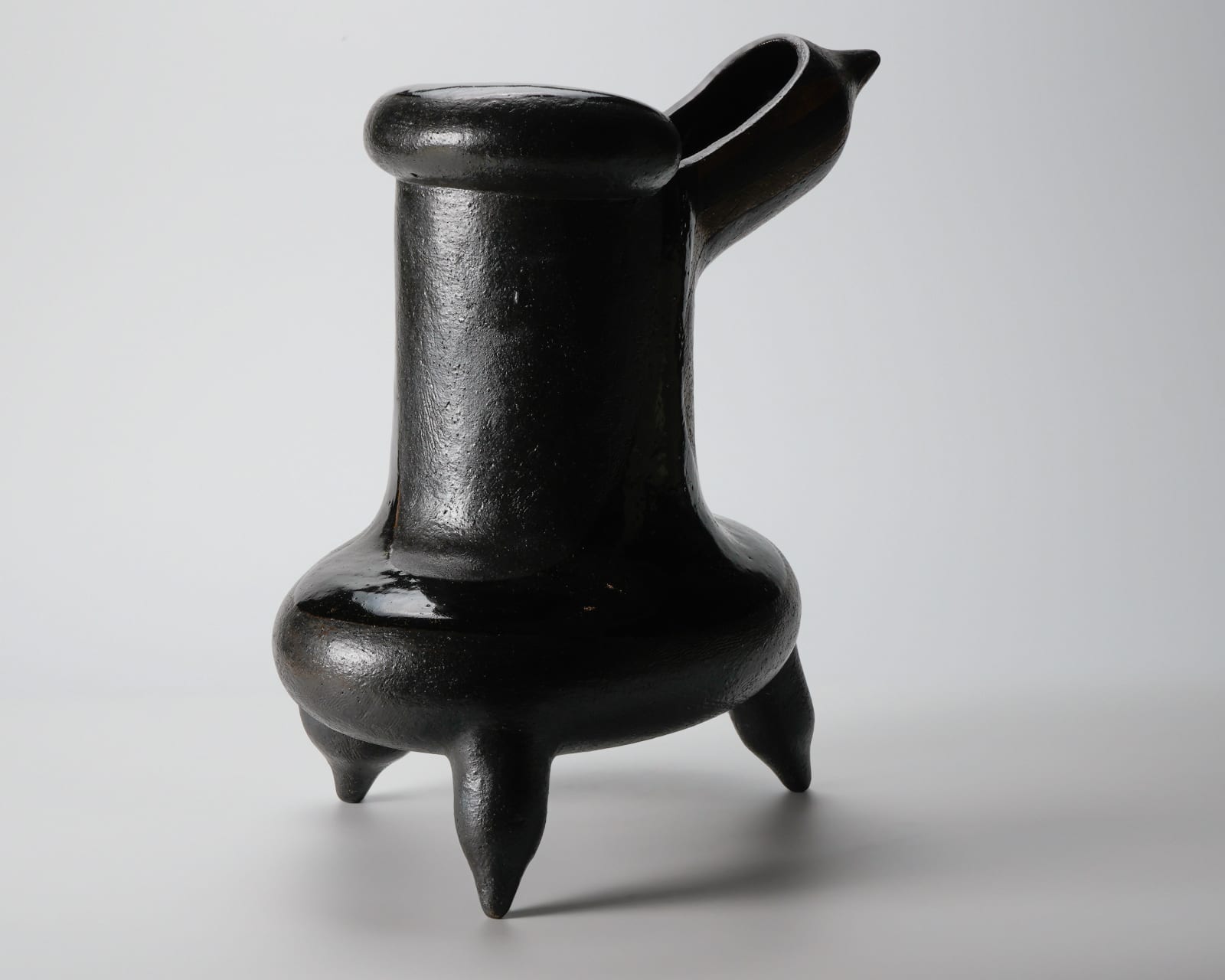 Yanagihara Mutsuo 柳原睦夫, Anthropomorphic three-legged vessel with black glaze 黒彩三脚壺, 2007