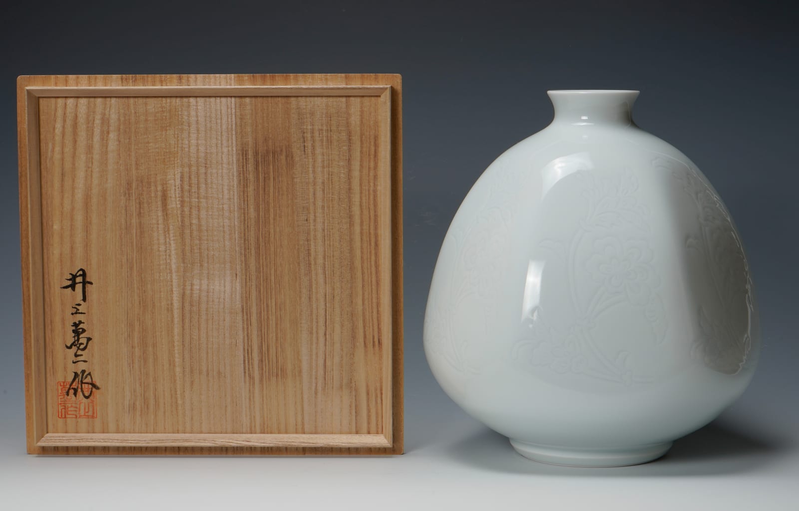 Inoue Manji 井上萬二, Faceted white porcelain jar with incised peony motifs 白磁牡丹彫文面取