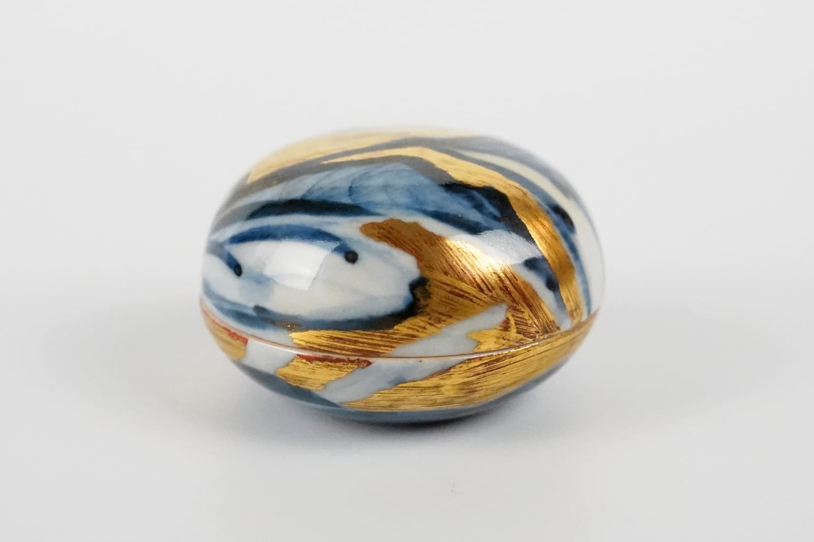 Kondo Yuzo 近藤悠三, Blue and White Box with Gold Overglaze showing a Mountain Range Scene 山染付金彩香合, 1980's