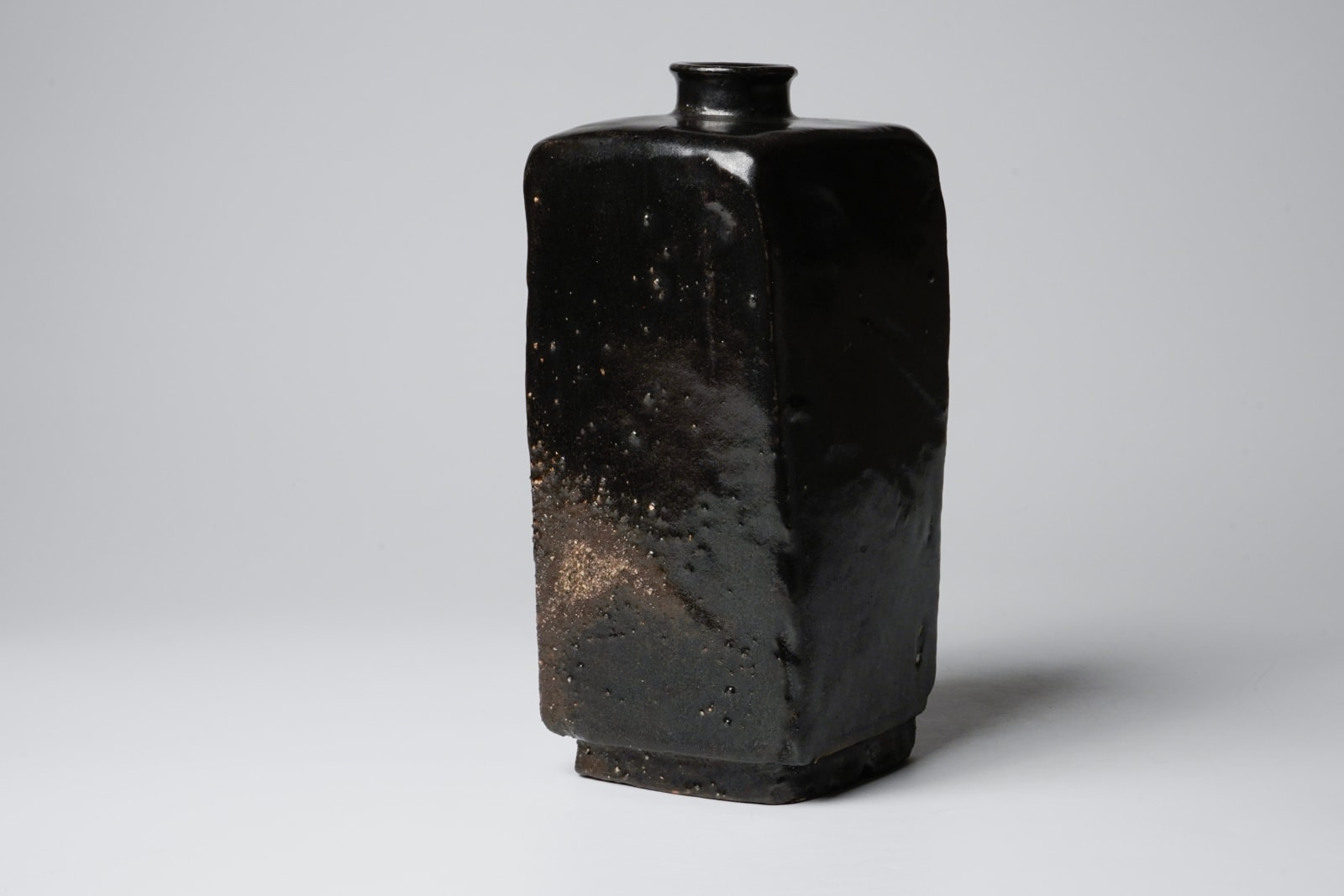 KOBAYASHI Togo 小林東五, Square bottle with black iron glaze 黒四方花入
