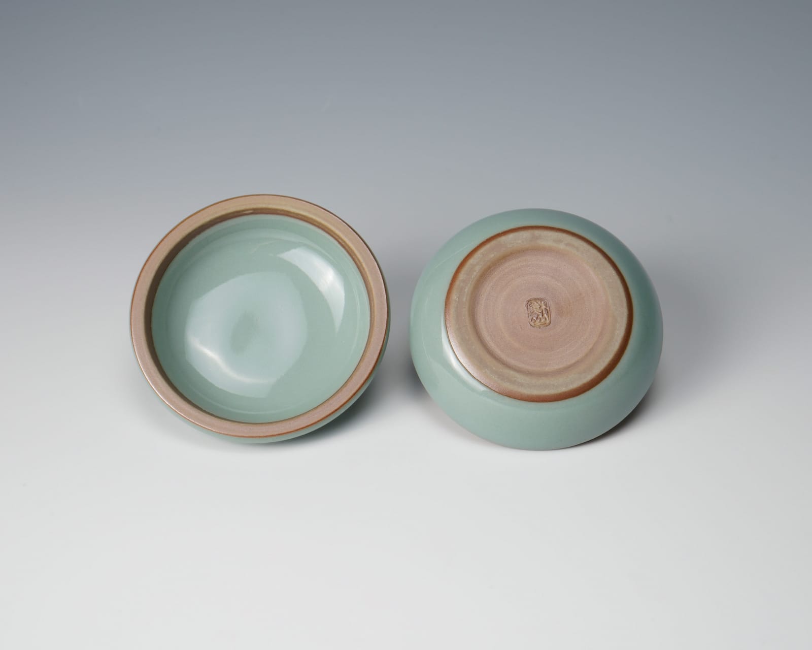 SUWA Sozan Ⅲ 三代 諏訪 蘇山, Incense Container with Tiger 青瓷干支寅 香盒