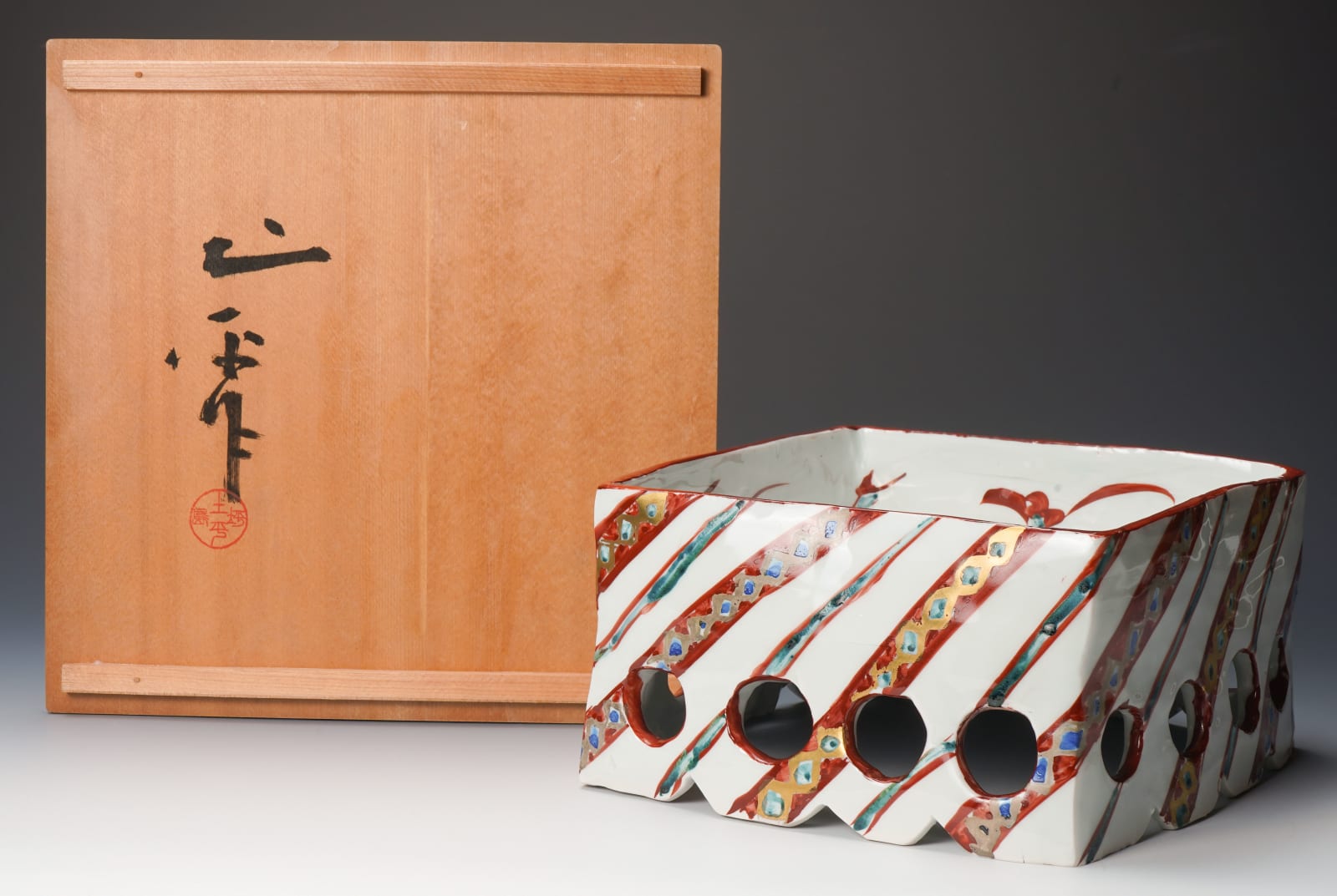 Tsuboshima Dohei 坪島 圡平, Square bowl with Aka-e (red overglaze enamel)