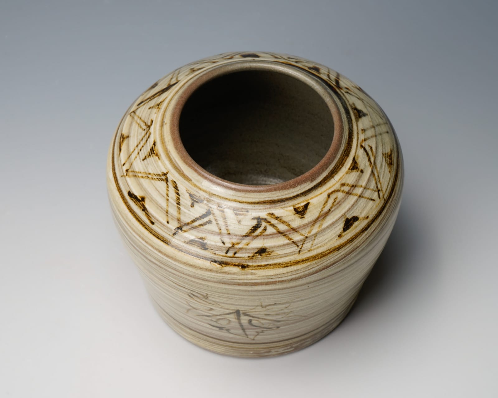 Tomimoto Kenkichi 富本憲吉, Hakeme jar with a pattern of wild berry on brushed slip and brown iron oxide, 1930