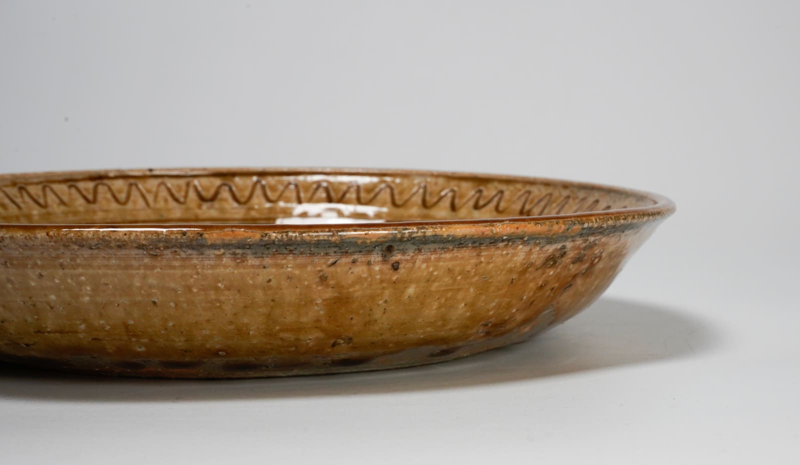 Yasuhara Kimei 安原喜明, Plate with drawing 皿 ヘラ描文