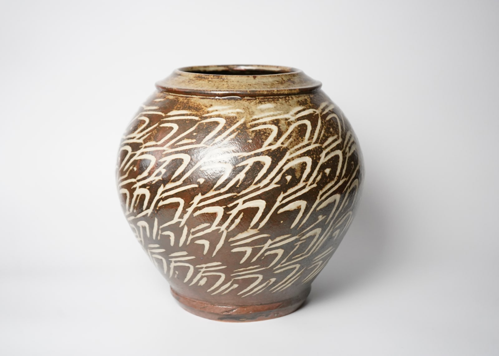 Shimaoka Tatsuzo 島岡達三, Large Jar with Inlay 地釉象嵌印文