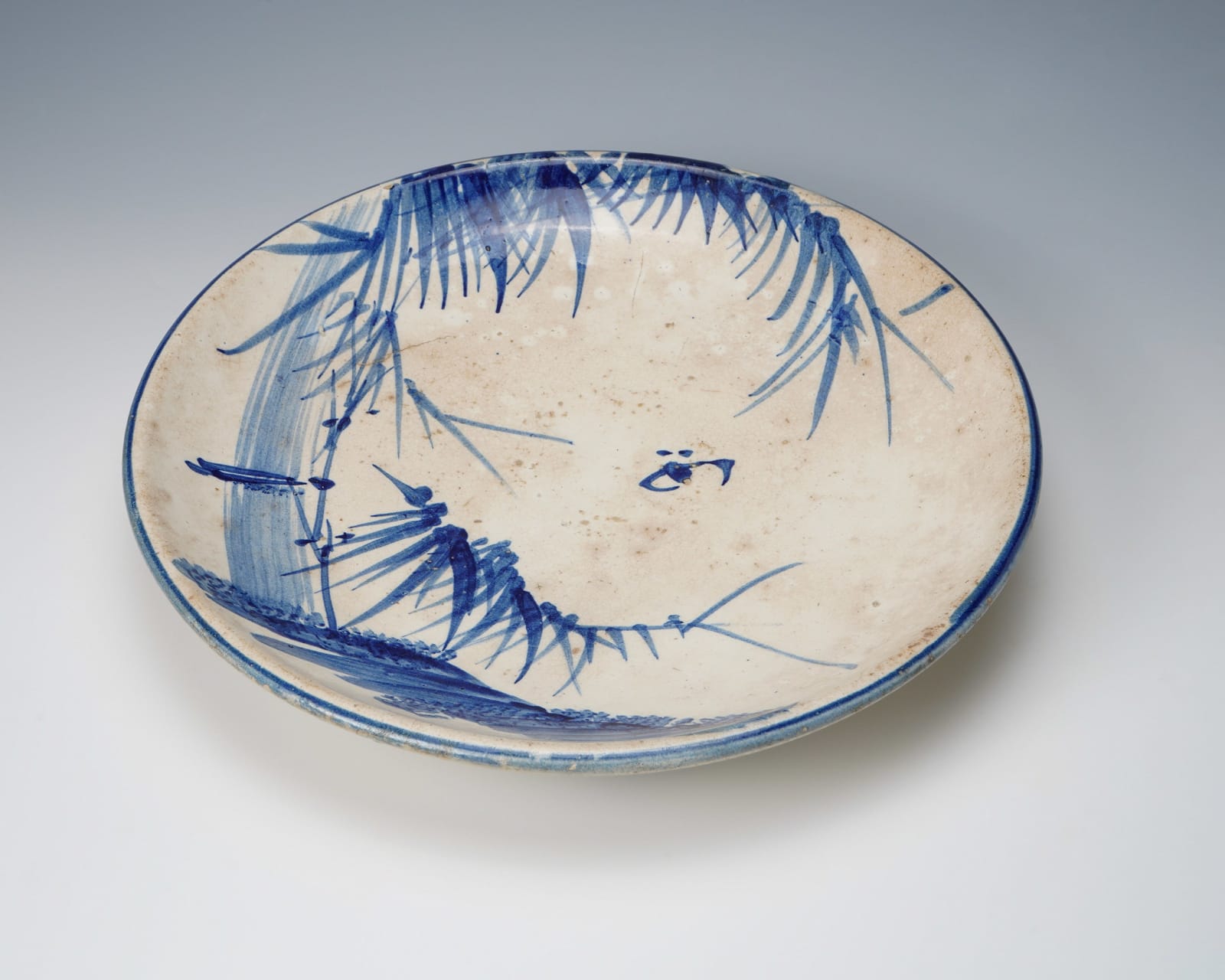 Seto plate with sometsuke (blue & white) bamboo and bee motif 瀬戸皿青竹, Late Edo period 江戸時代後期 19世紀