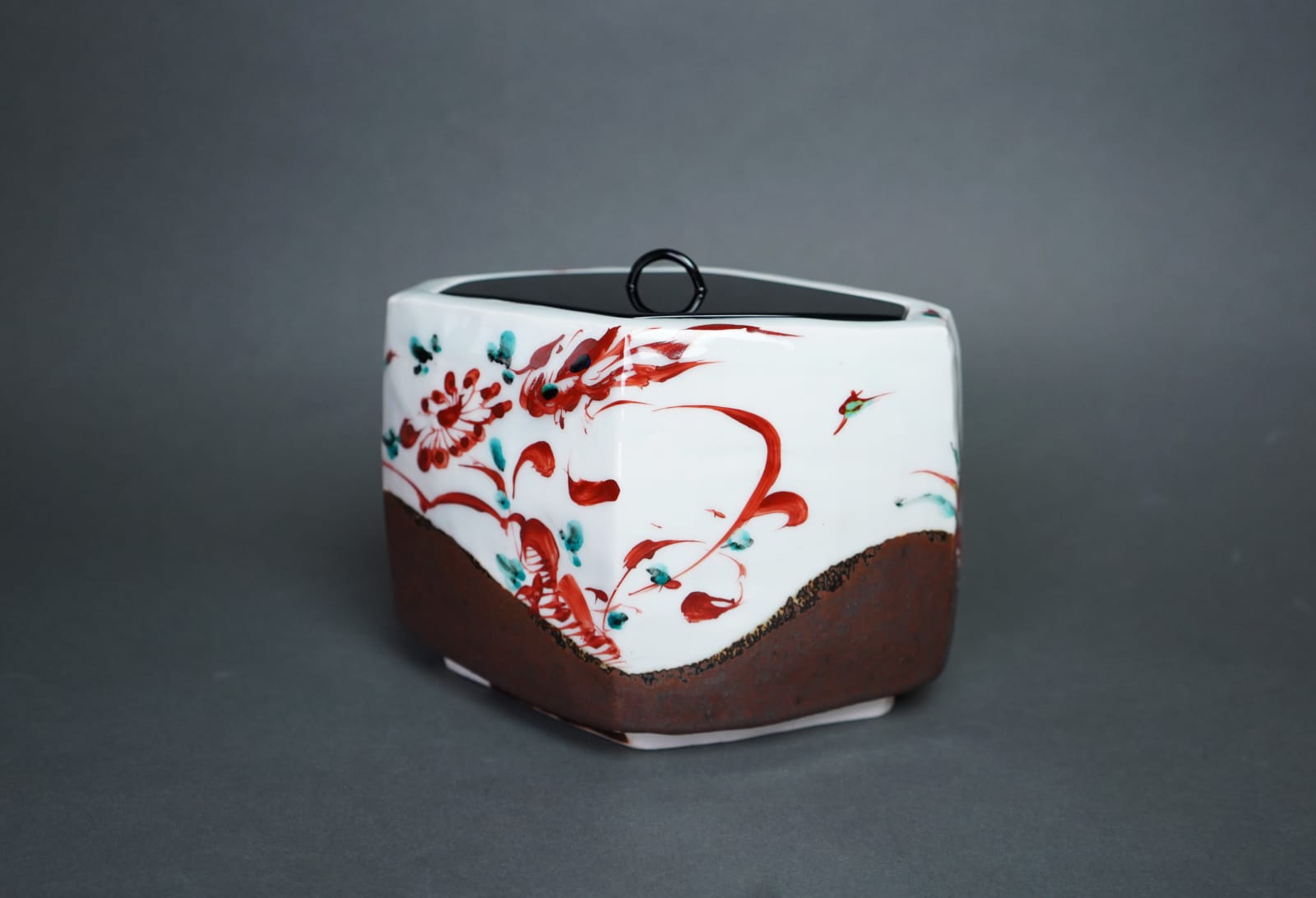 Tsuboshima Dohei 坪島 圡平, Diamond Shaped Water Jar With Red Enamel 赤絵菱水指 , 2000's