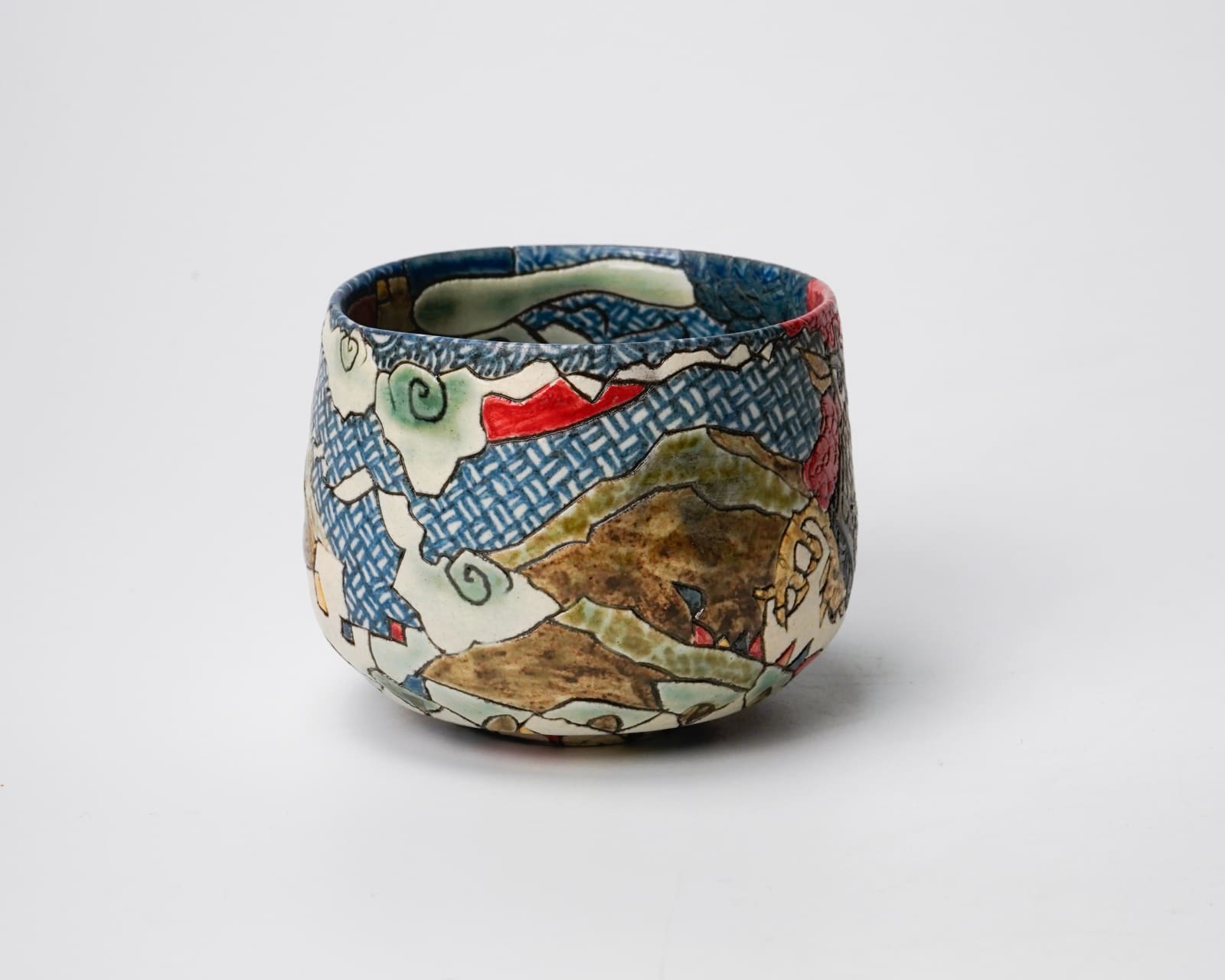 KOMAGO Tetsutarou 小孫哲太郎, No.5 Polychrome Guinomi with Carved Bantam Designs 線彫色絵チャボ紋ぐい呑, 2023