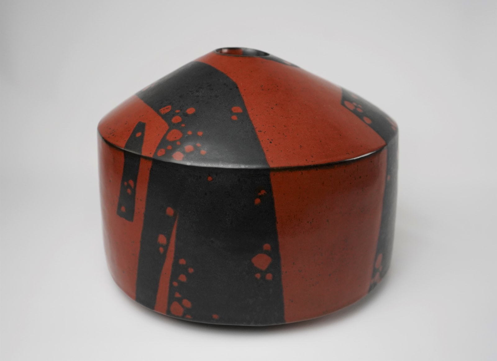 Morino Taimei 森野泰明, Rust Red Iron Glazed Flat Jar 黒銹扁壺, 2014