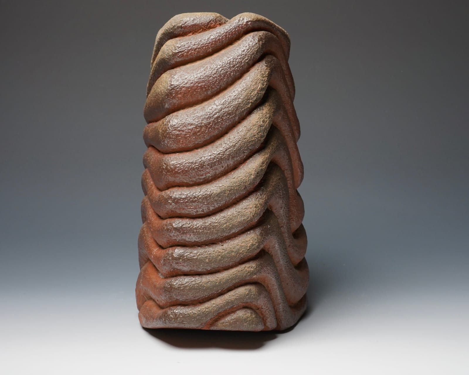Konishi Tozo 小西陶蔵, Bizen flower vase with undulating designs 備前波状文花入