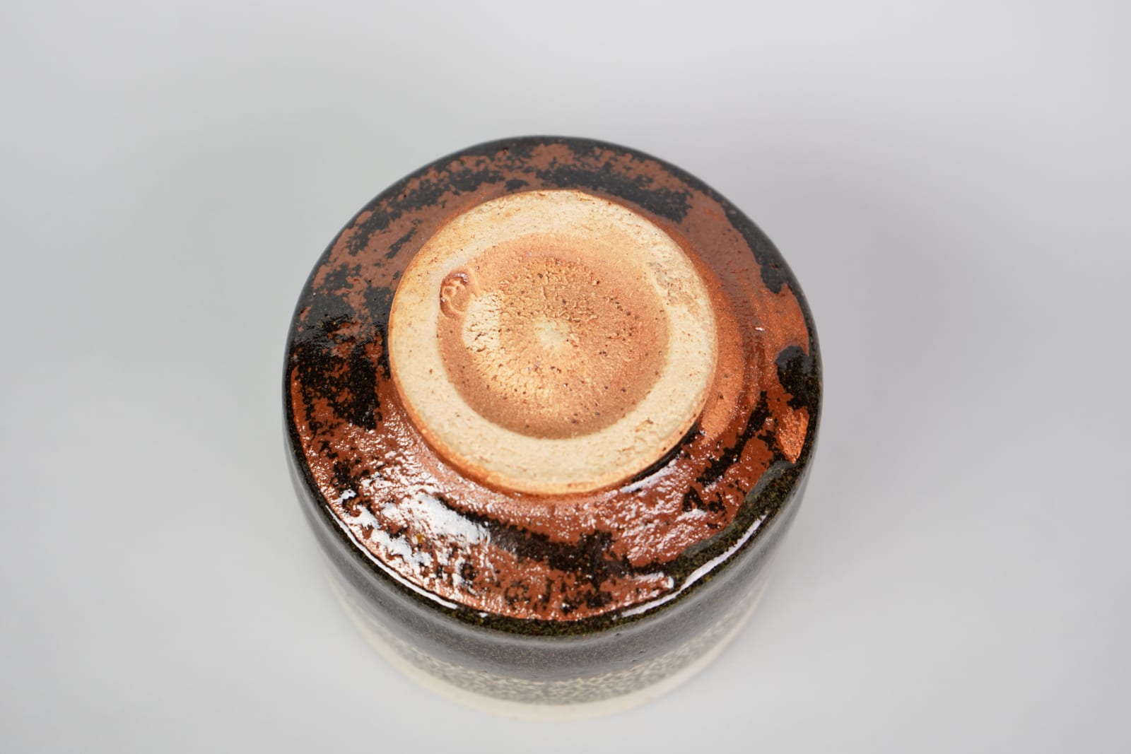 Murata Gen 村田 元, Teabowl with Rice Husk and Black Iron Glazes 白黒釉茶碗