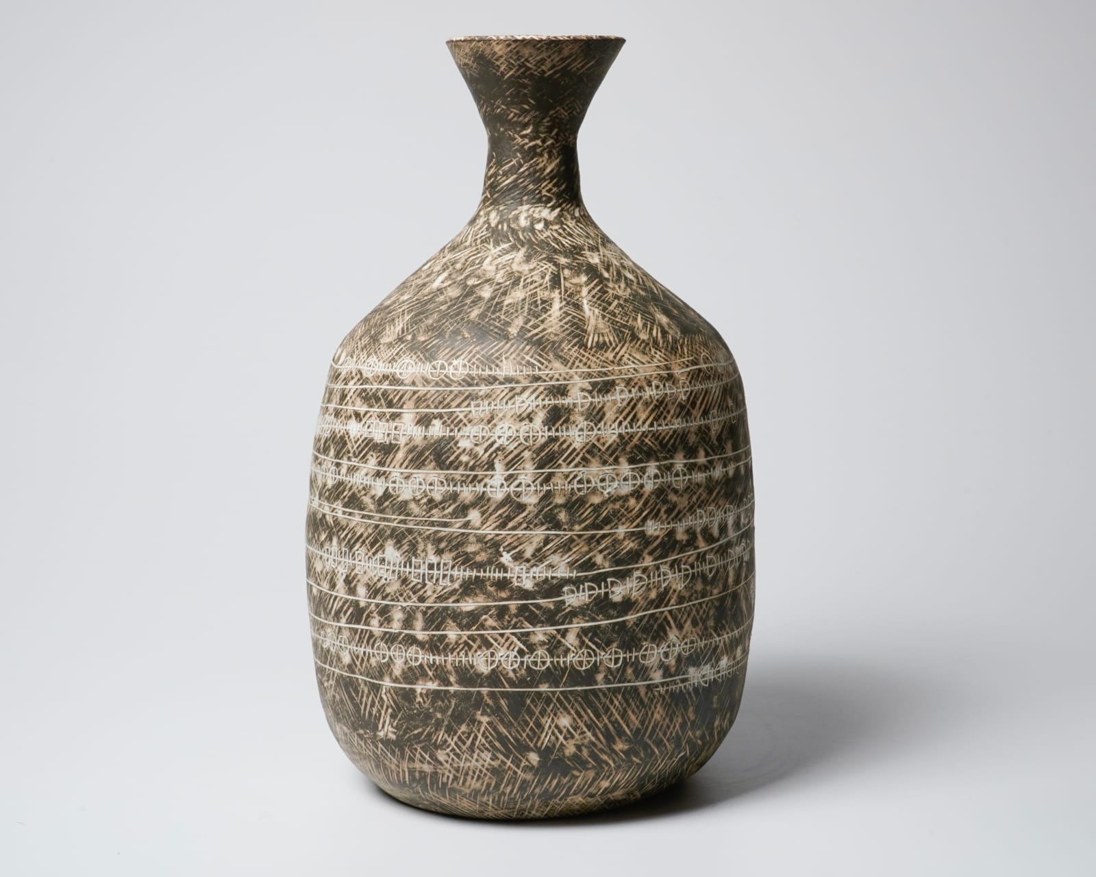 Yasuhara Kimei 安原喜明, Flower Vase 花生 炻器線彫文 | Dai