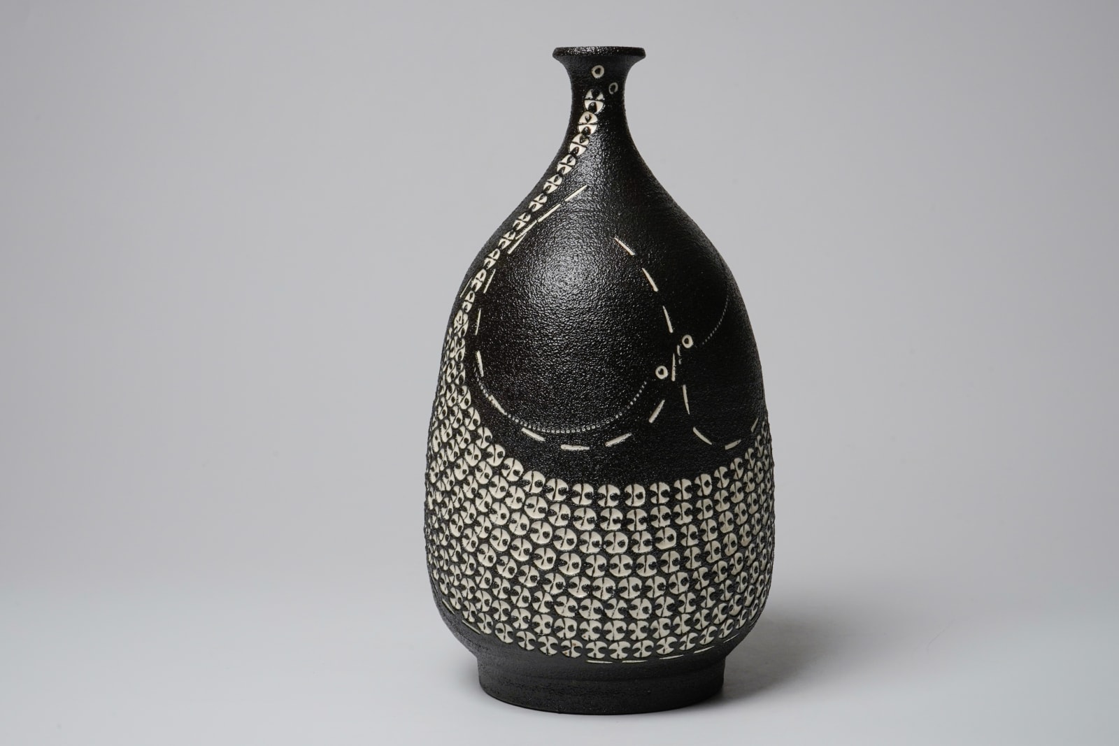 Kondo Yutaka 近藤豊, Flower Vase with Slip Stencil