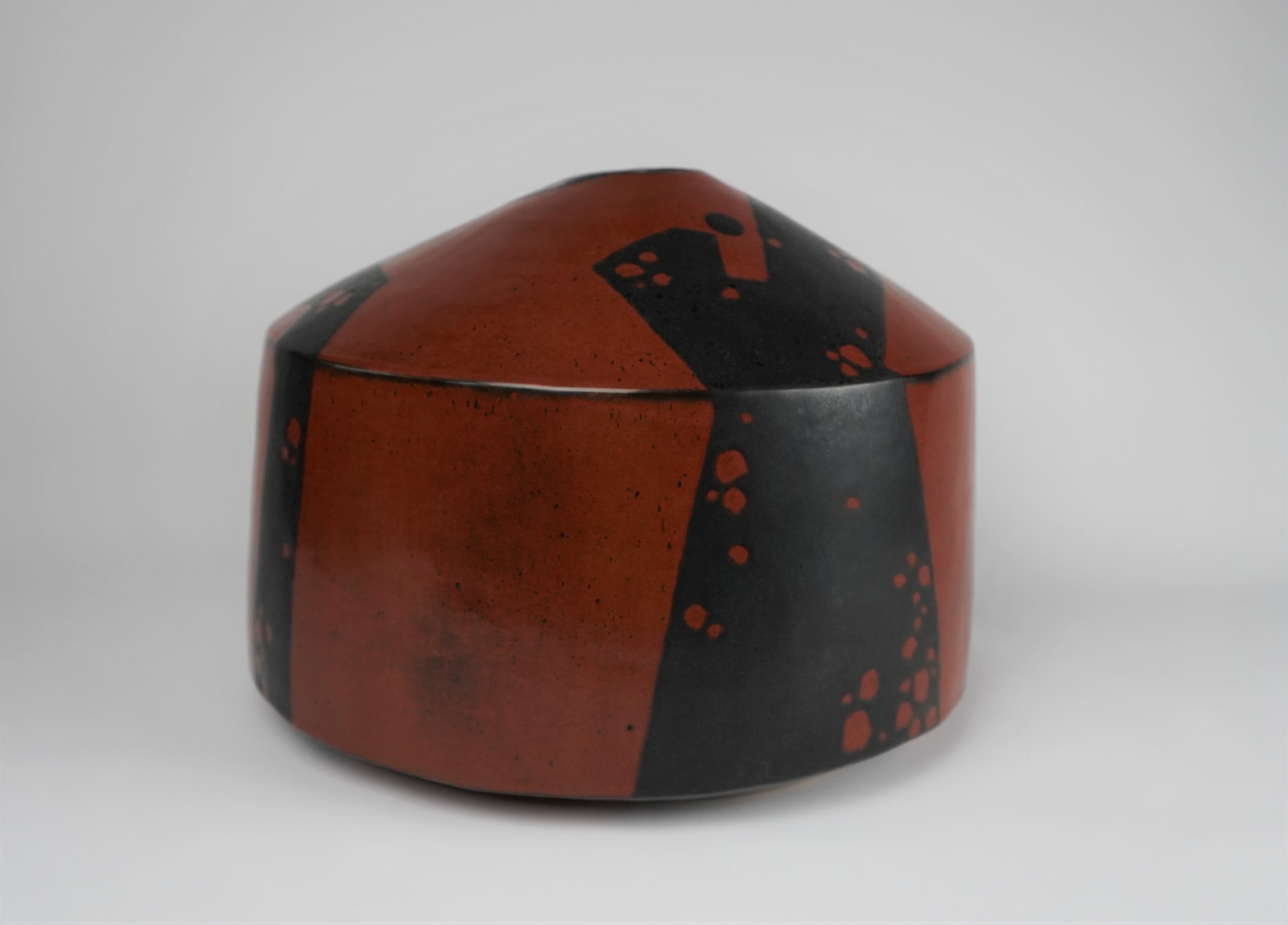 Morino Taimei 森野泰明, Rust Red Iron Glazed Flat Jar 黒銹扁壺, 2014