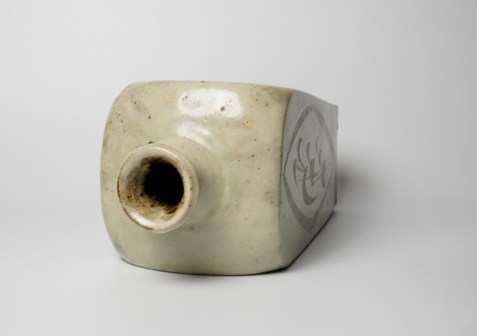 Shimaoka Tatsuzo 島岡達三, Jar with white slip and grass carvings