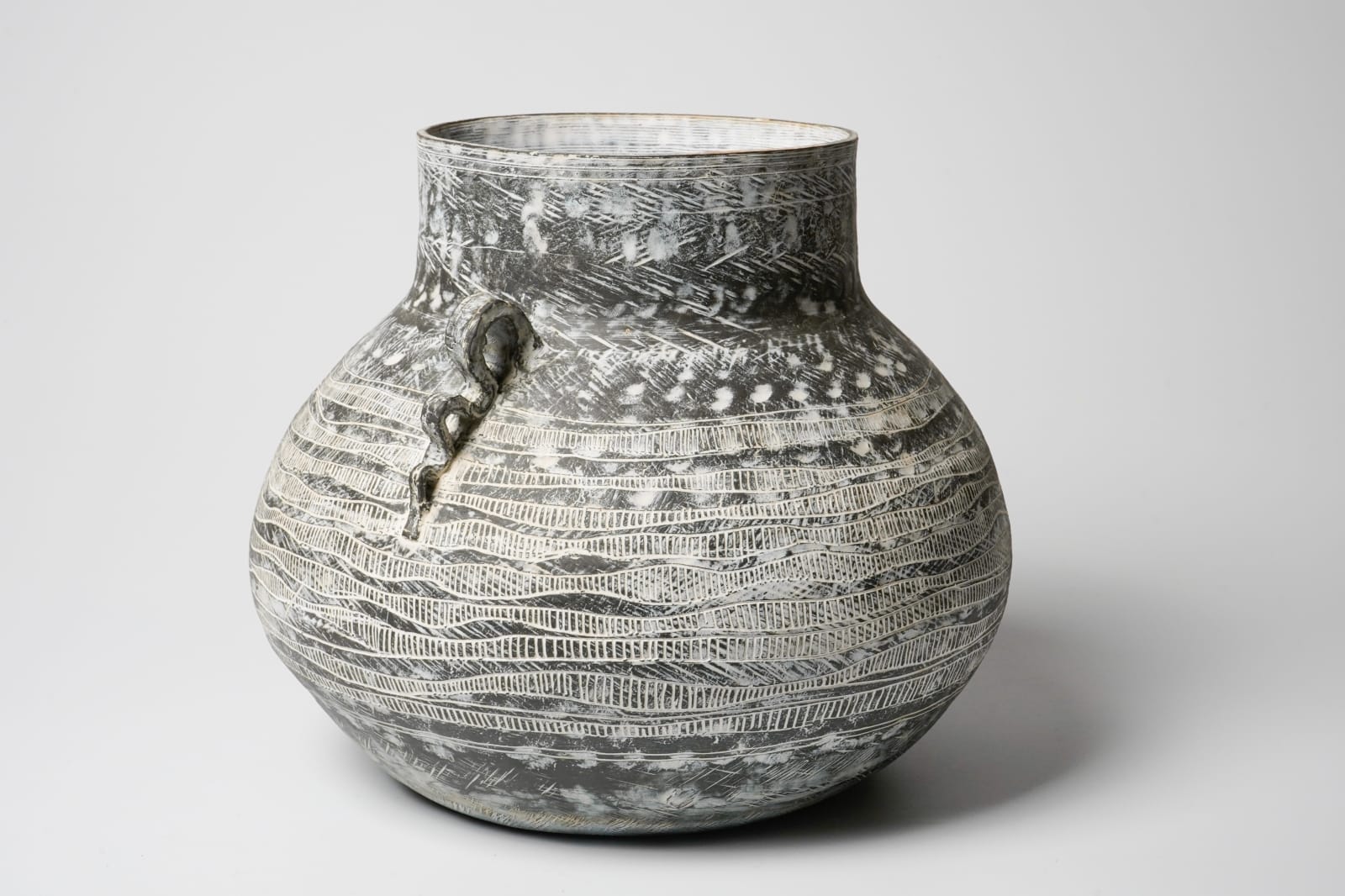 Yasuhara Kimei 安原喜明, Flower Vase 花生 炻器線彫文