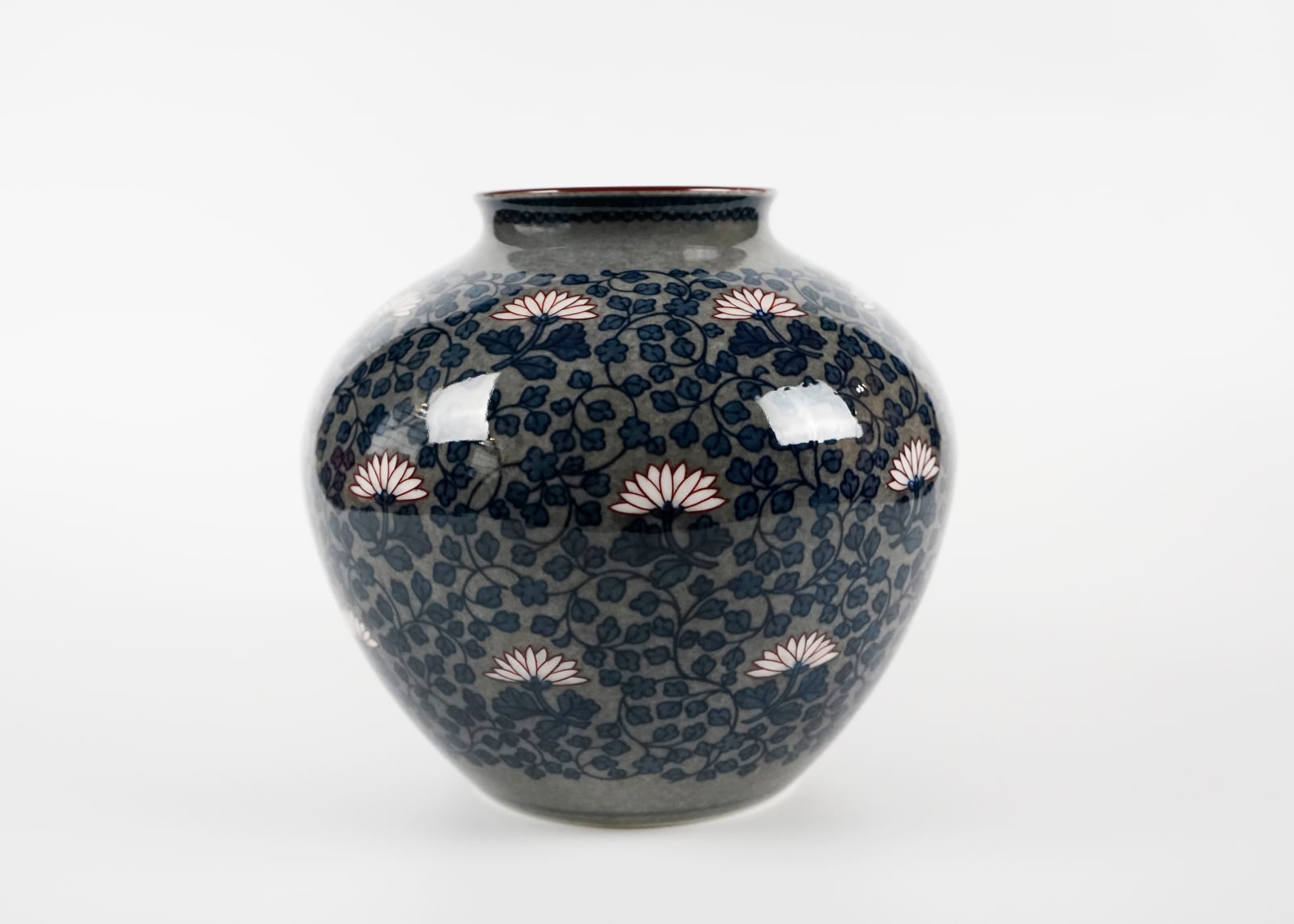 Imaizumi Imaemon XIII 十三代今泉今右衛門, Vase with Overglaze Enamel Decoration and Flora 色絵 花瓶